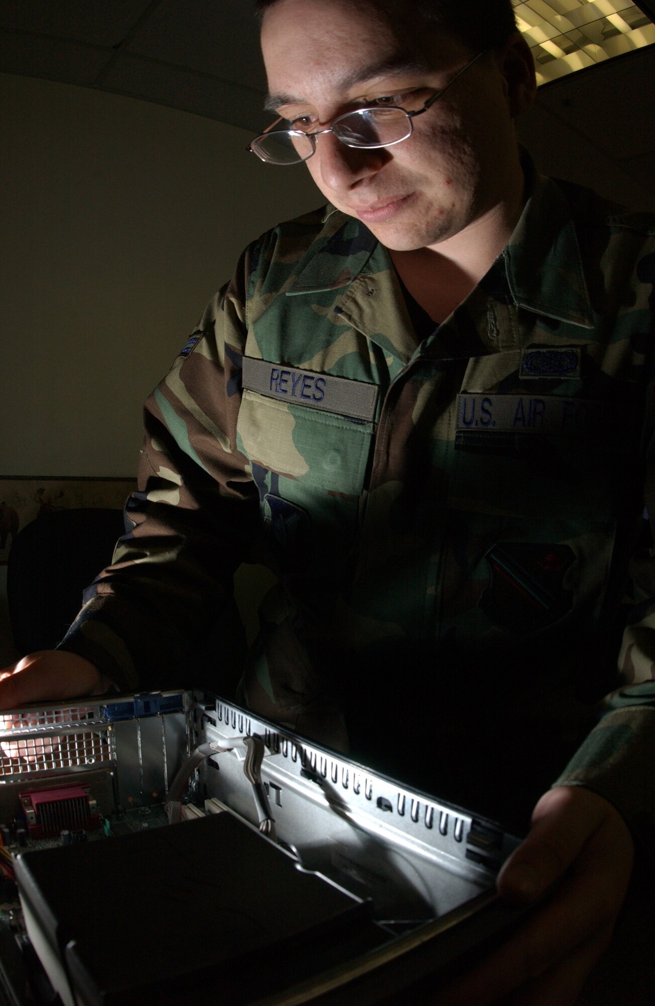 EIELSON AIR FORCE BASE, Alaska -- Airman 1st Class Steven Reyes, 354th Communications Squadron net admin, fixes an Optiplex GXS20 by checking for loose wire connections May 22 at the network control center here. The NCC is responsible for more than 2,200 computers on base making sure all are up to date with patches, standard desktop configuration complaint, and ensure day to day mission success. (U.S. Air Force Photo by Airman 1st Class Jonathan Snyder) 