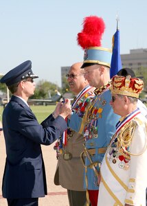 Brig. Gen. Darrell Jones presents King Antonio LXXXV Joe Peacock a Lackland medallion at the annual Lackland Fiesta Military Parade held April 25, 2007, at the base parade grounds. Jorge Gonzalez, president of the 2007 Fiesta San Antonio Commission, and El Ray Feo LIX Brian Weiner also received Lackland Fiesta medals during the parade. General Jones is a former commander of the 37th Training Wing. (USAF photo by Robbin Cresswell)
