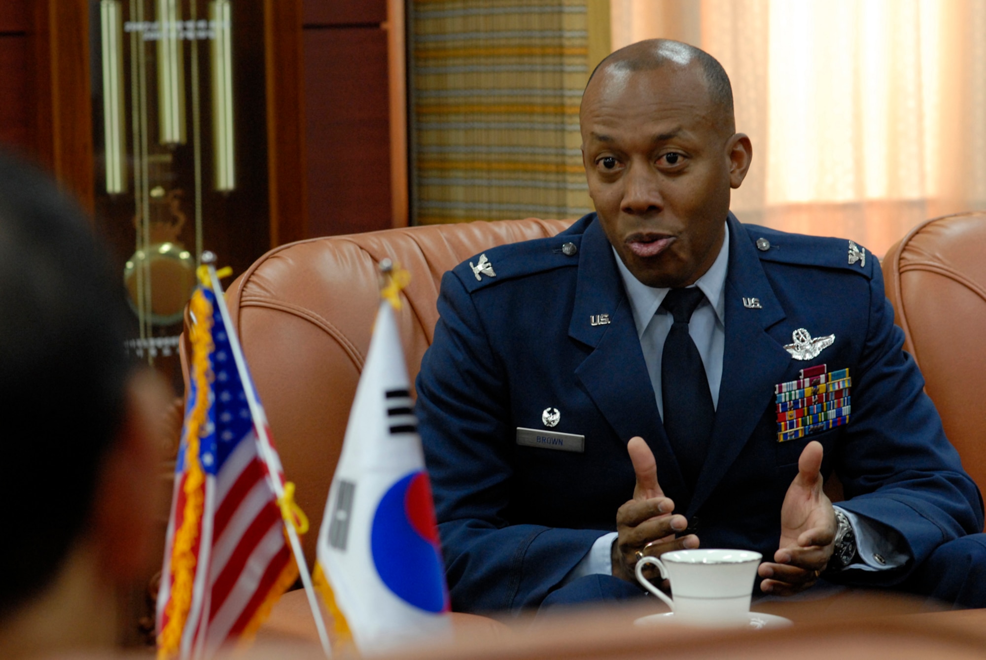 GUNSAN CITY, Republic of Korea May 17, 2007 -- Colonel Charles "Wolf" Brown, the new 8th Fighter Wing commander, meets with Gunsan City Mayor Dong Shin Moon here May 25. The colonel assumed command of the wing earlier in the day and this was his first official meeting with Gunsan City officials. (U.S. Air Force photo by Senior Airman Barry Loo)