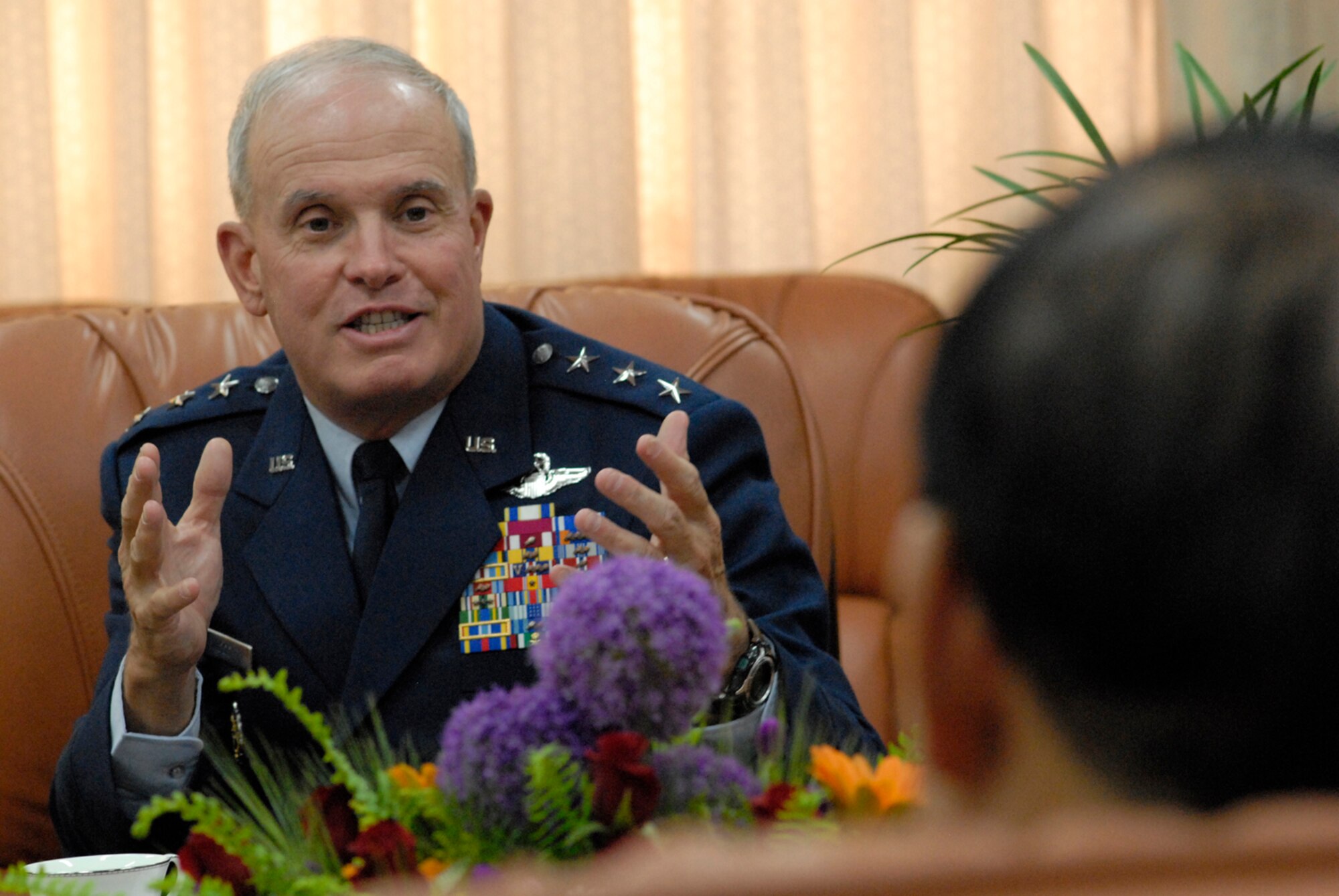 GUNSAN CITY, Republic of Korea May 25, 2007 -- Seventh Air Force Commander Lt. Gen. Stephen Wood meets with Gunsan City Mayor Dong Shin Moon here May 25. The two officials spoke about the relationship between the City of Gunsan and Kunsan Air Force Base during their visit. (U.S. Air Force photo by Senior Airman Barry Loo)