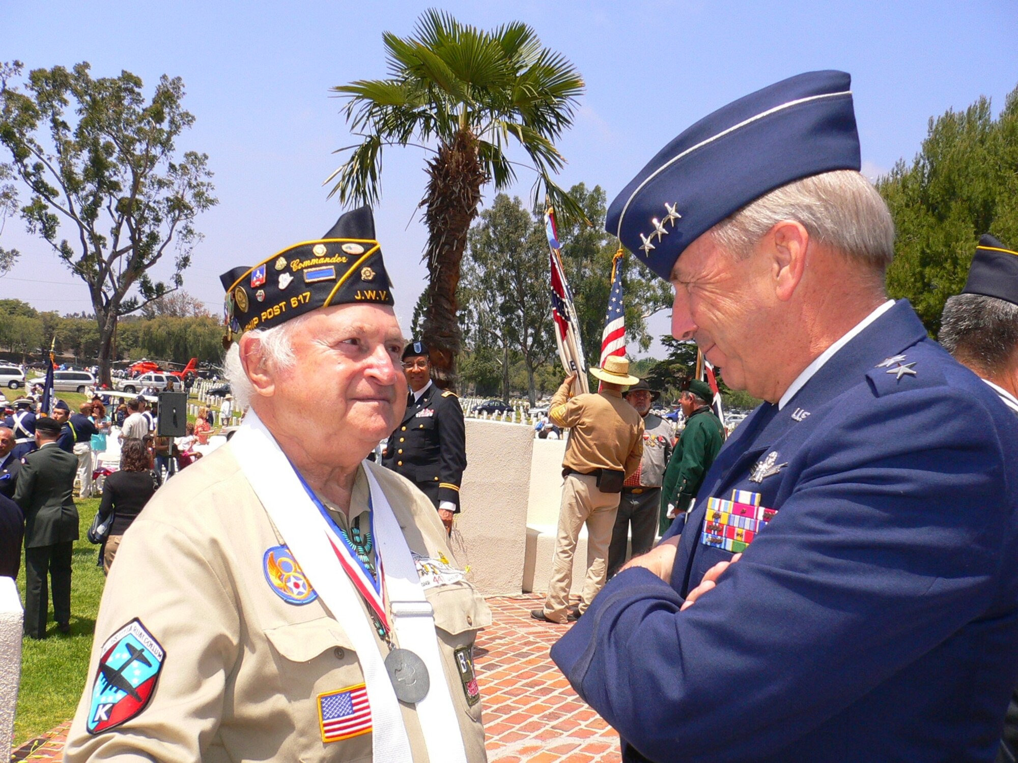 Lt. Gen. Michael Hamel, SMC Commander, chats with a WWII B-17 aircrew member at this year’s Los Angeles National Cemetery’s Memorial Day salute, May 28. The general was the keynote speaker at the event.