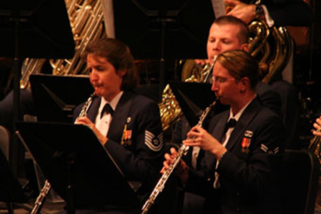 USAF Band of Flight in concert in 2006.  Pictured are TSgt Michelle Kuntz and A1C Jennifer Kost, both are oboists with the band