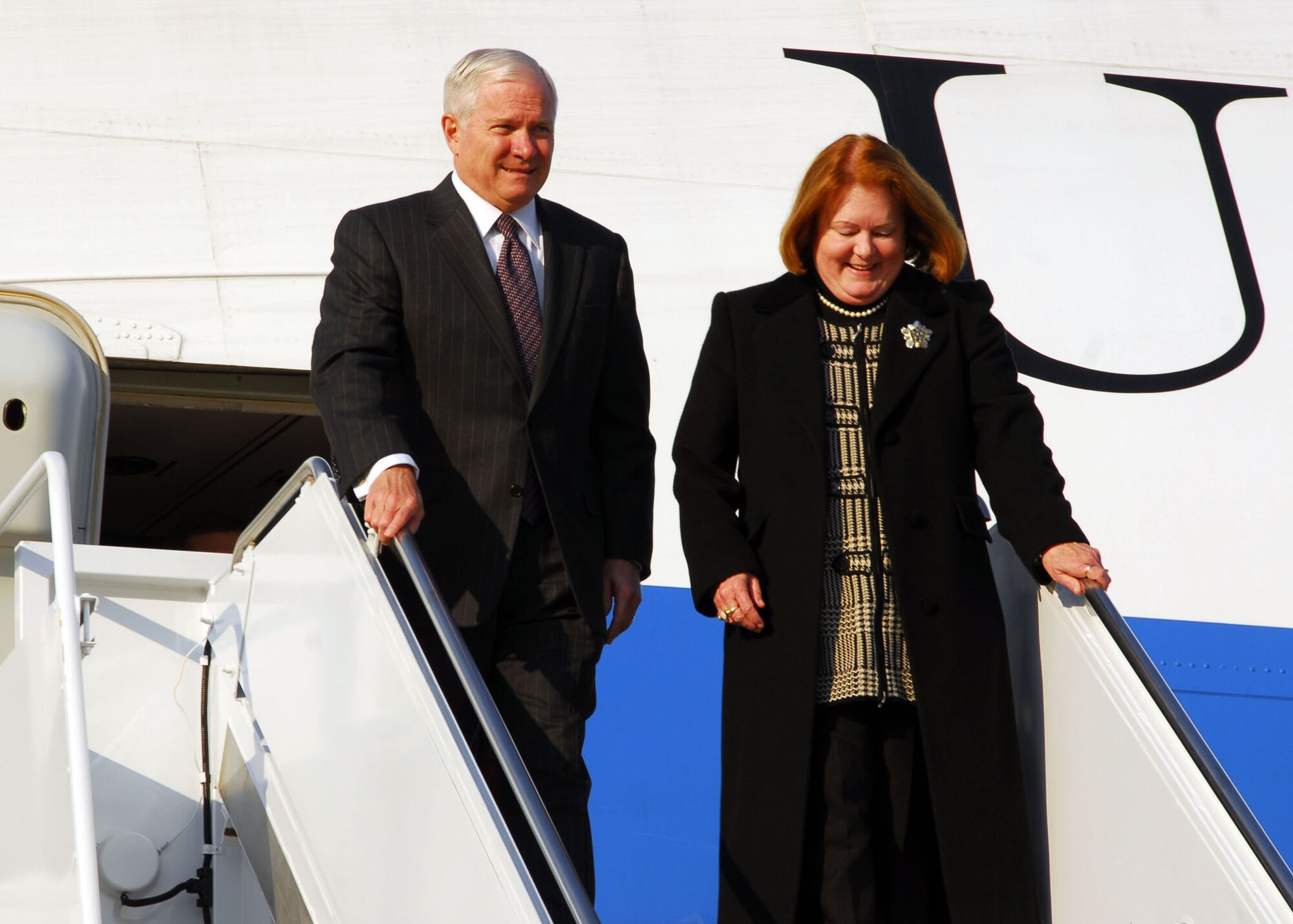 OSAN AIR BASE, Republc of Korea -- Secretary of Defense Robert M. Gates and Mrs.Gates arrive at Osan AB, Republic of Korea, Nov. 6, 2007 (U.S. Air Force photo by Staff Sgt Ronnie Hill)