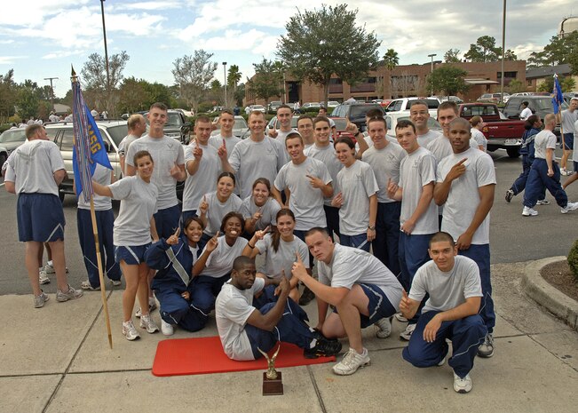 The First Term Airmen Center Class gathers around their Spirit Award won at the October 2007 commander's fun run on Charleston AFB.  (U.S. Air Force photo/Staff Sgt. April Quintanilla)