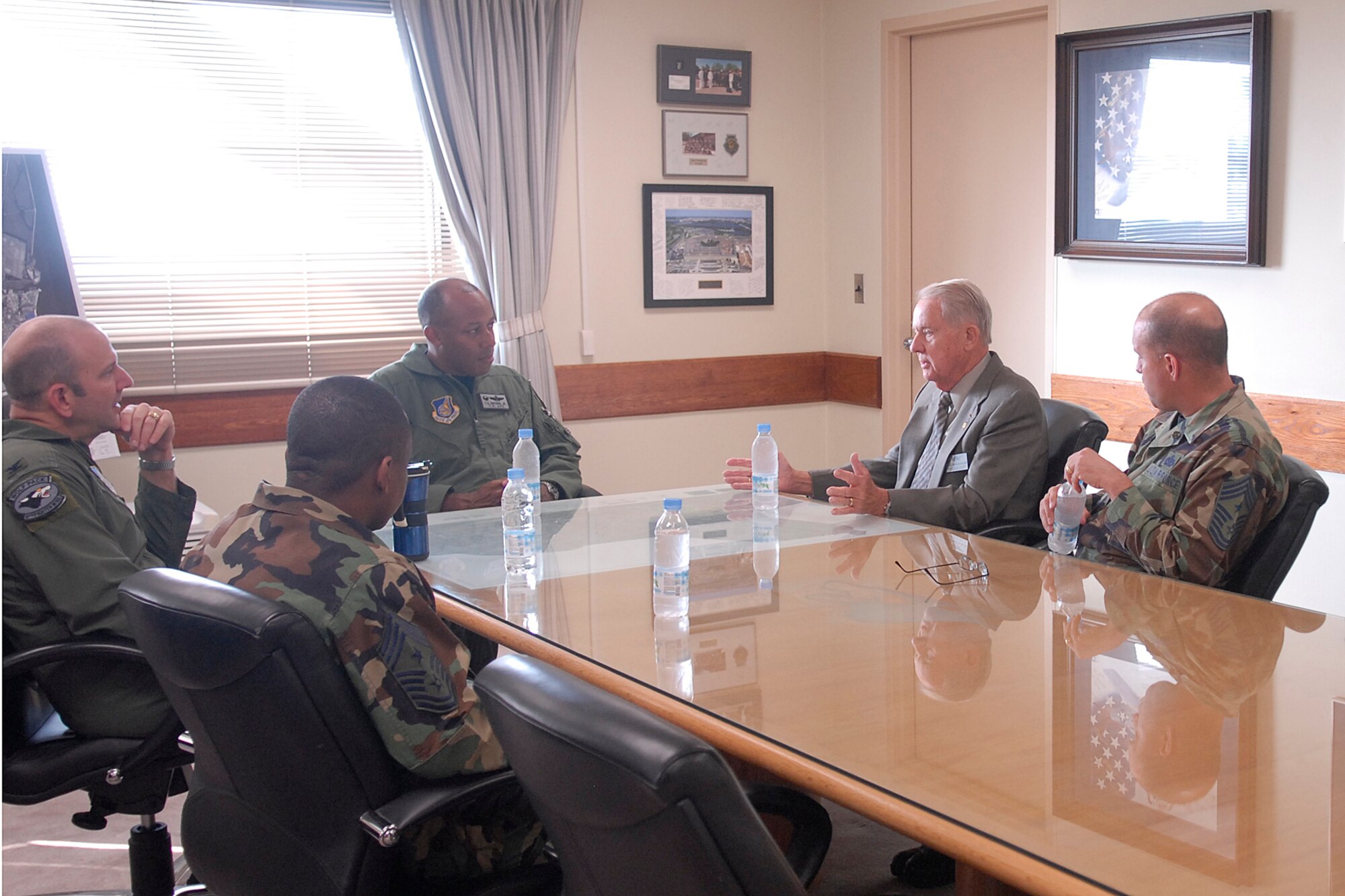 KUNSAN AIR BASE, South Korea -- Retired Chief Master Sgt. John McCauslin, Air Force Sergeant's Association president, meets with Col. CQ "Wolf" Brown, 8th Fighter Wing commander, Col. Creig Rice, vice wing commander, 8th FW Command Chief Master Sgt. Anthony Brinkley and 7th Air Force Commmand Chief Master Sgt. Ray Allen during his one-day visit to the Wolf Pack Nov. 9 here.  During his visit to Kunsan, Chief McCauslin talked to Wolf Pack Airmen about his role as the AFSA president and current issues the association is working on for Airmen on Capitol Hill, Defenese Department and Veterans Adminstration in Washington, D.C. (U.S. Air Force photo/Senior Airman Giang Nguyen)