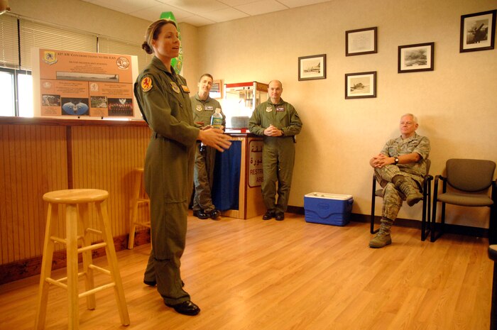 Captain Ruth Meloney, 16th Airlift Squadron special airlift planner, briefs General Lichte on Charleston?s deployment milestones. (U.S. Air Force photo/Staff Sgt. April Quintanilla)