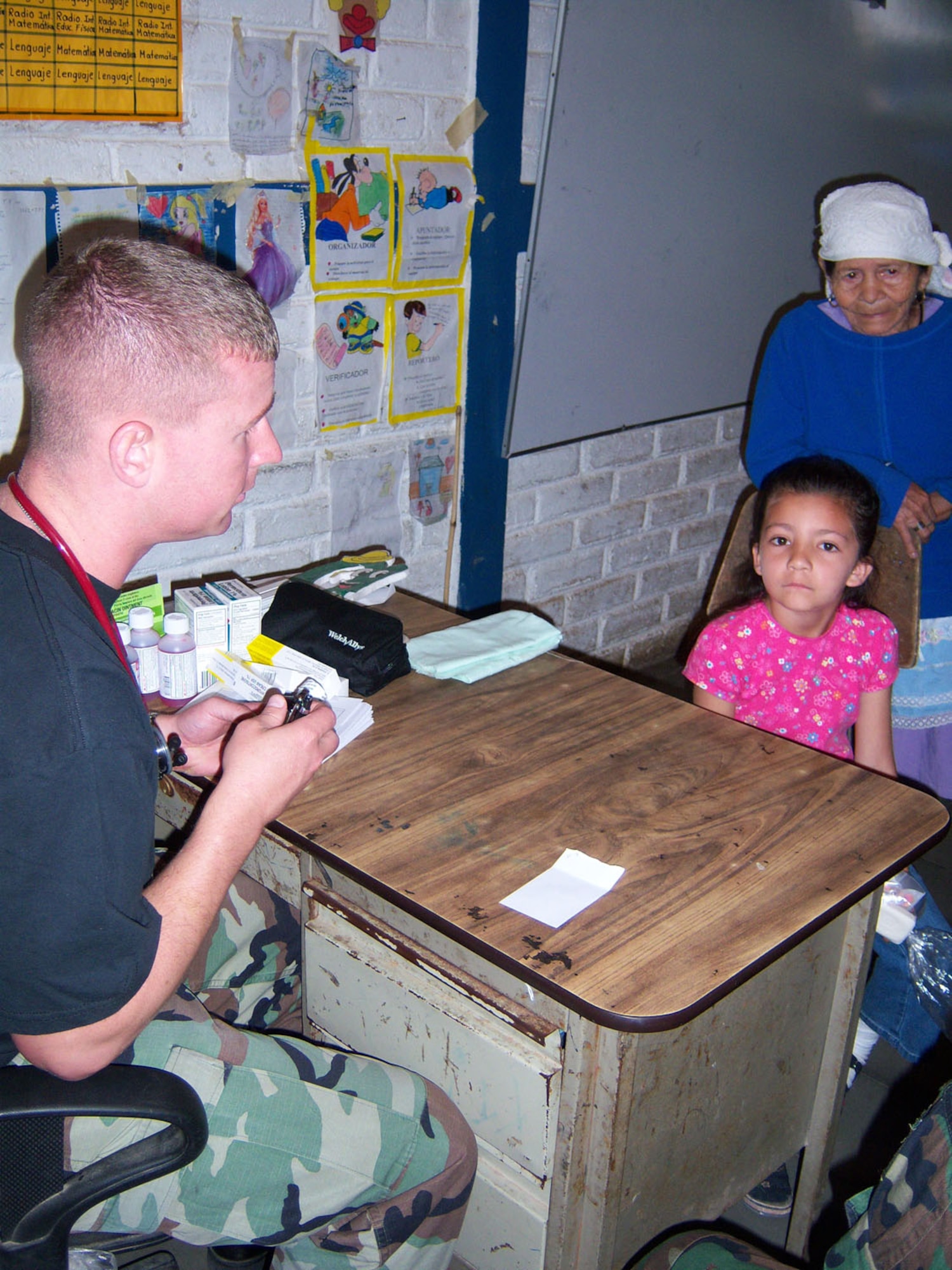 CORINTO, El Salvador - Air Force Tech. Sgt. Joshua Sigler, a medical  technician with the Medical Element at Soto Cano Air Base, Honduras, talks with patients during a recent Medical Readiness Training Exercise here Nov. 5-6. (Courtesy photo)

