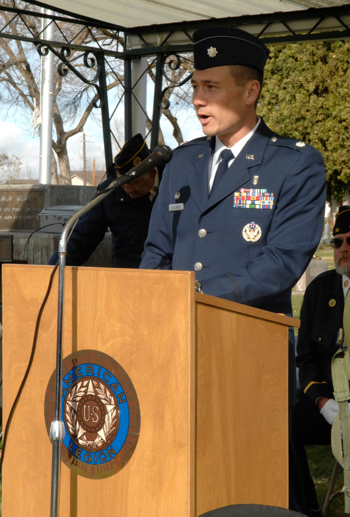 MOUNTAIN HOME AIR FORCE BASE, Idaho -- Lt. Col. Mark Smallwood, 366th Aeromedical Dental Squadron commander, addresses a crowd of several hundred at the annual Mountain Home Veterans Day ceremony at the city cemetary Nov. 11. (U.S. Air Force photo/ Airman 1st Class Dana Hill)