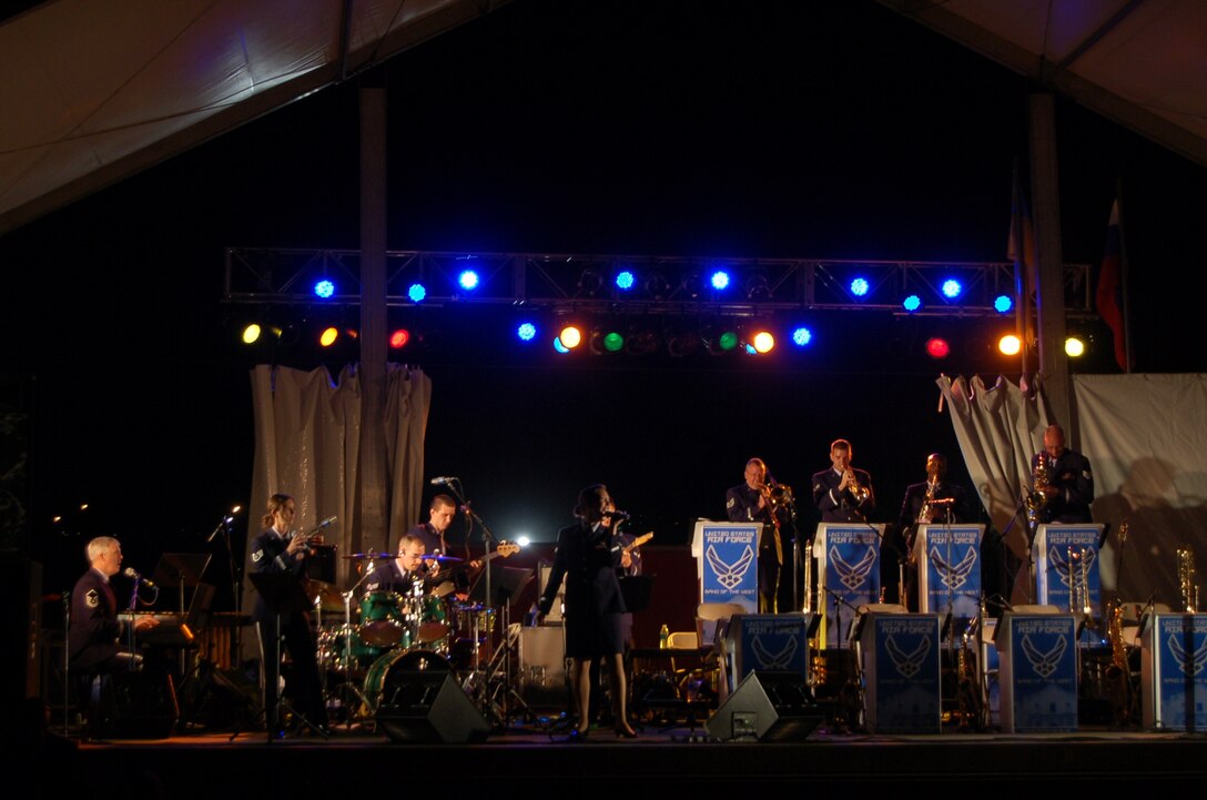 Warhawk entertains an evening crowd at the International Balloon Fiesta.