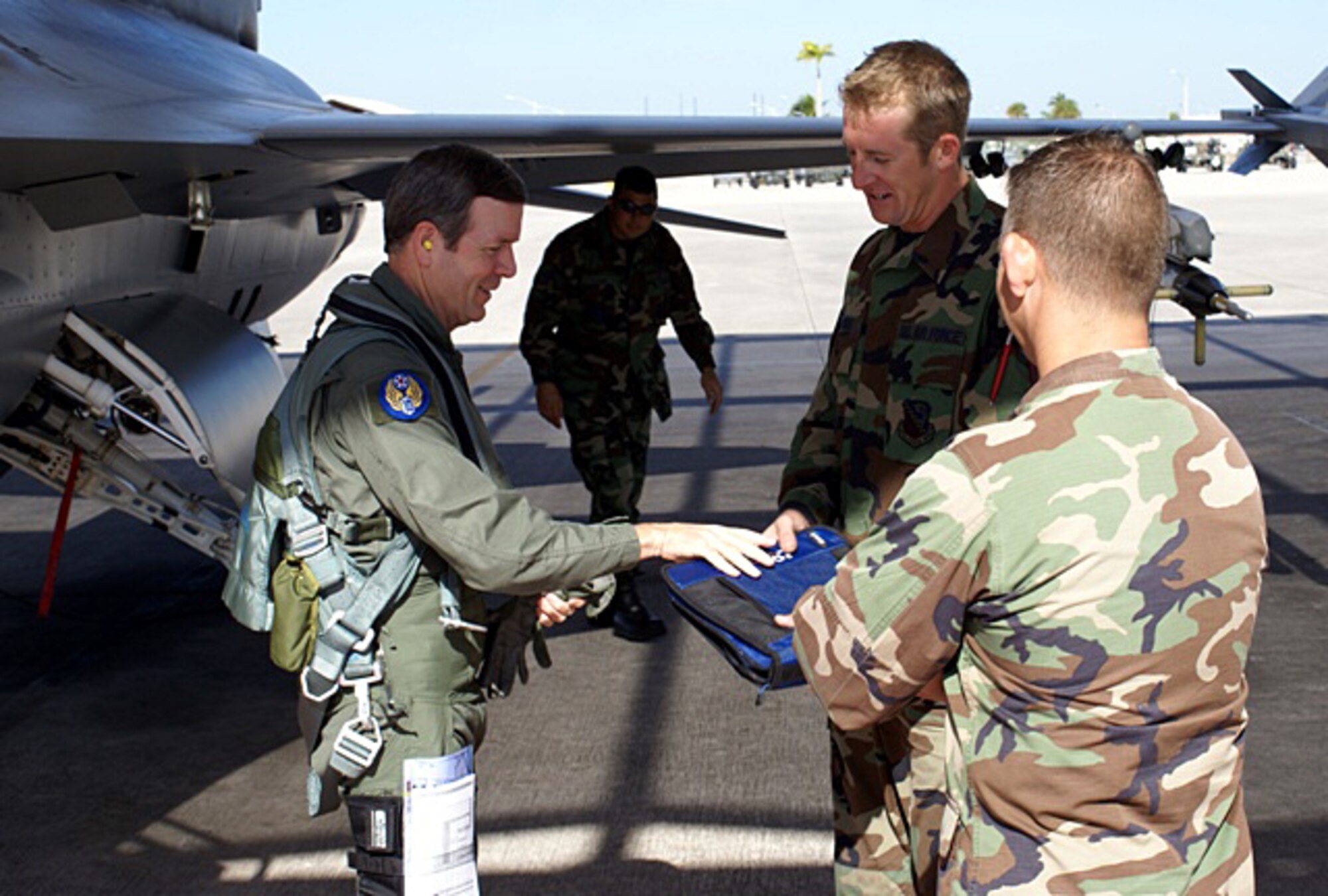 Brig. Gen. Thomas R. Coon, 10th Air Force commander, finishes his pre-flight briefing with Staff Sgt. Shaun Harris, 482nd Aircraft Maintenance Squadron crew chief, and Capt. Robert Mehan, 482nd AMXS maintenance officer, before a training mission with the Makos during his official visit to the 482nd Fighter Wing on Nov. 15-16. General Coon also met with senior commanders, received a wing briefing and toured the base during his two-day visit. The general assumed command of the 10th Air Force in June 2007. (U.S. Air Force photo/Senior Airman Erik Hofmeyer)