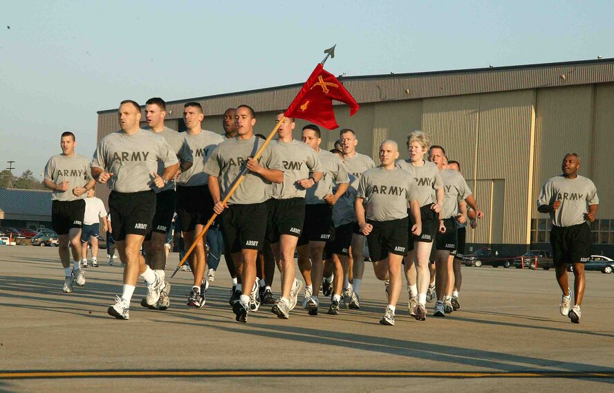 SHAW AIR FORCE BASE, S.C. -- Members of the Army's 4th Battalion Coordination Detachment head out for the 2.8-mile Valor Run Nov 21. "We're running together to celebrate Thanksgiving, promote fitness and to come together as a team," said Col. James Post, 20th Fighter Wing commander. (U.S. Air Force Photo/Staff Sgt. John Gordinier)