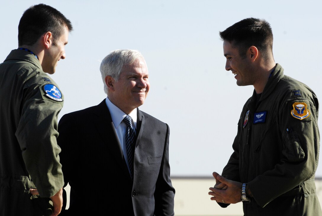 Defense Secretary Robert M. Gates receives a tour from B-2 pilots Air Force Capt. Adam Cuquet and Air Force Capt. Adam Goodpasture during a visit to Whiteman Air Force Base, Mo., Nov. 20, 2007.