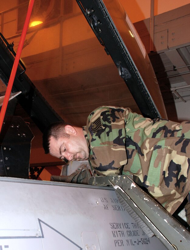 Tech. Sgt. Larry Freligh, a former F-16 avionics specialist with the 187th Fighter Wing, Dannlly Field, Ala., recently finished the F-16 crew chief training course with perfect scores on all five of his block tests. Sergeant Freligh returned to his Air National Guard unit upon completion of the 58 training-day course. (U.S. Air Force photo/Airman 1st Class Jacob Corbin)