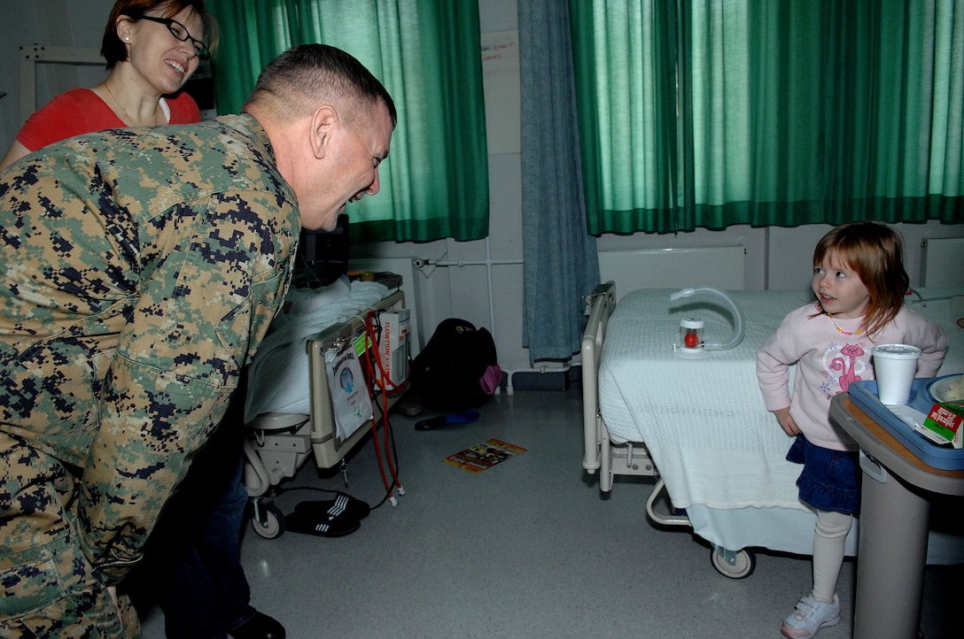 Vice Chairman of the Joint Chiefs of Staff Marine Corps Gen. James E. Cartwright talks with Megan Meece, 4, daughter of Army Staff Sgt. Christopher Meece (not pictured) and Karen Meece, left. 