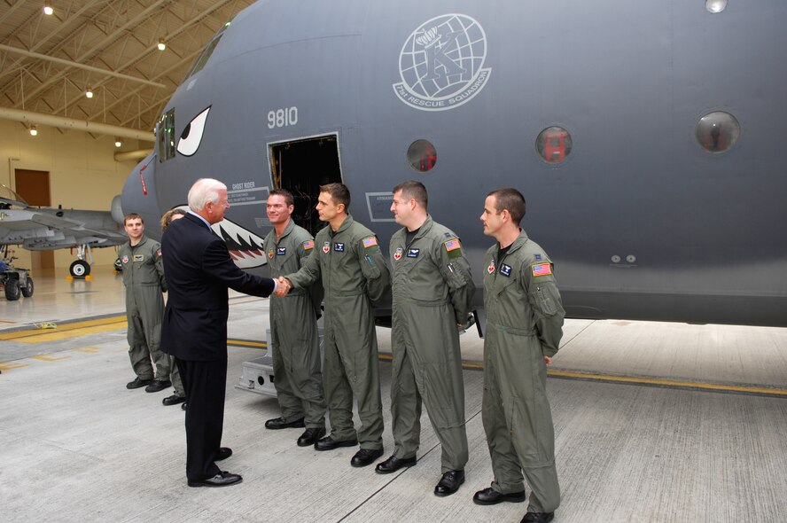MOODY AIR FORCE BASE, Ga. -- Sen. Saxby Chambliss, R-Ga., meets with 71st Rescue Squadron aircrew members during his visit here Nov. 28.  Senator Chambliss' visit included a tour of the base, meeting Moody Airmen and visiting the Magnolia Grove housing area. (U.S. Air Force photo by Senior Airman Angelita M. Lawrence)