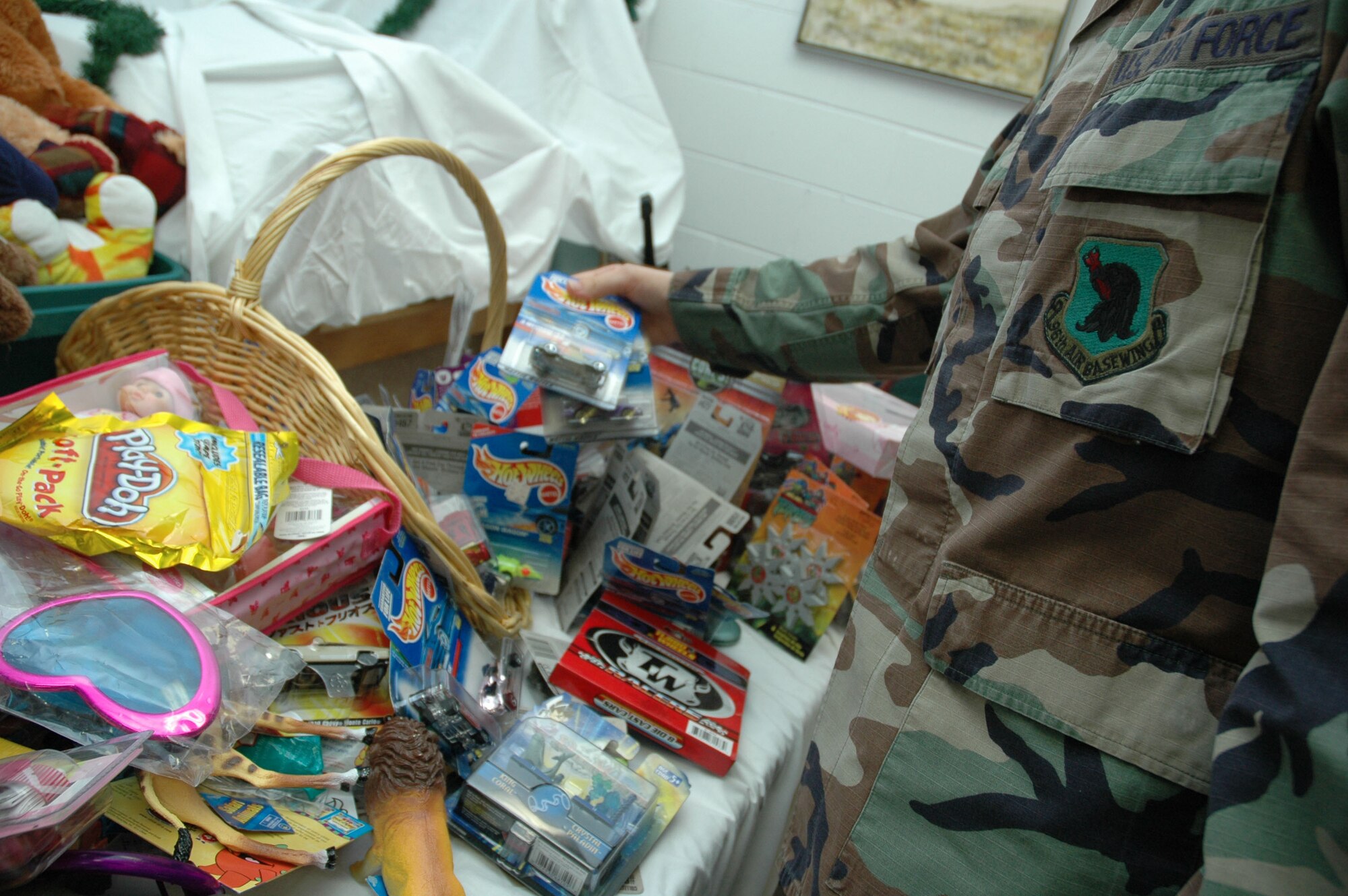 EGLIN AIR FORCE BASE, Fla. -- A military member from the Team Eglin picks out a few toys during the Toys-for-Tots distribution at the Airman?s Attic Nov. 29. During the event, parents selected 1,495 toys to be given to 299 children this Christmas. Another distribution is scheduled for the middle of December at the Airman?s Attic. Overall, they anticipate giving more than 4,000 toys to 600 children this holiday season. (U.S. Air Force photo by Staff Sgt. Mike Meares)