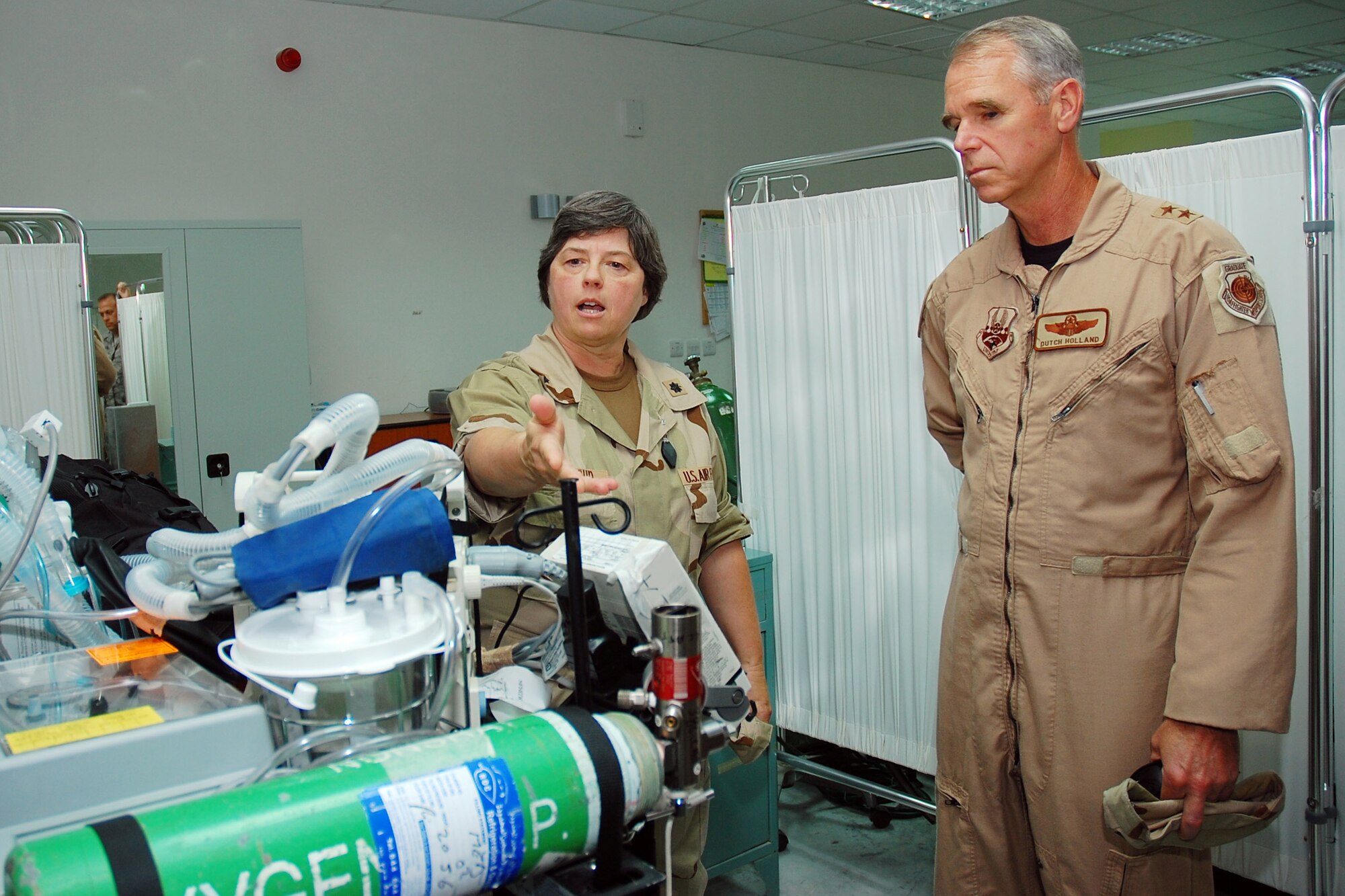 Lt. Col. Fawn McCloud demonstrates the functions of the uni-vent portable ventilator for Maj. Gen. William L. Holland Sept. 30 at the Contingency Aeromedical Staging Facility in Southwest Asia. General Holland is the vice commander of 9th Air Force and the deputy commander of U.S. Central Command Air Forces. Colonel McCloud, a 386th Expeditionary Medical Group chief nurse, is deployed from Travis Air Force Base, Calif. (U.S. Air Force photo/Staff Sgt. Tia Schroeder)

