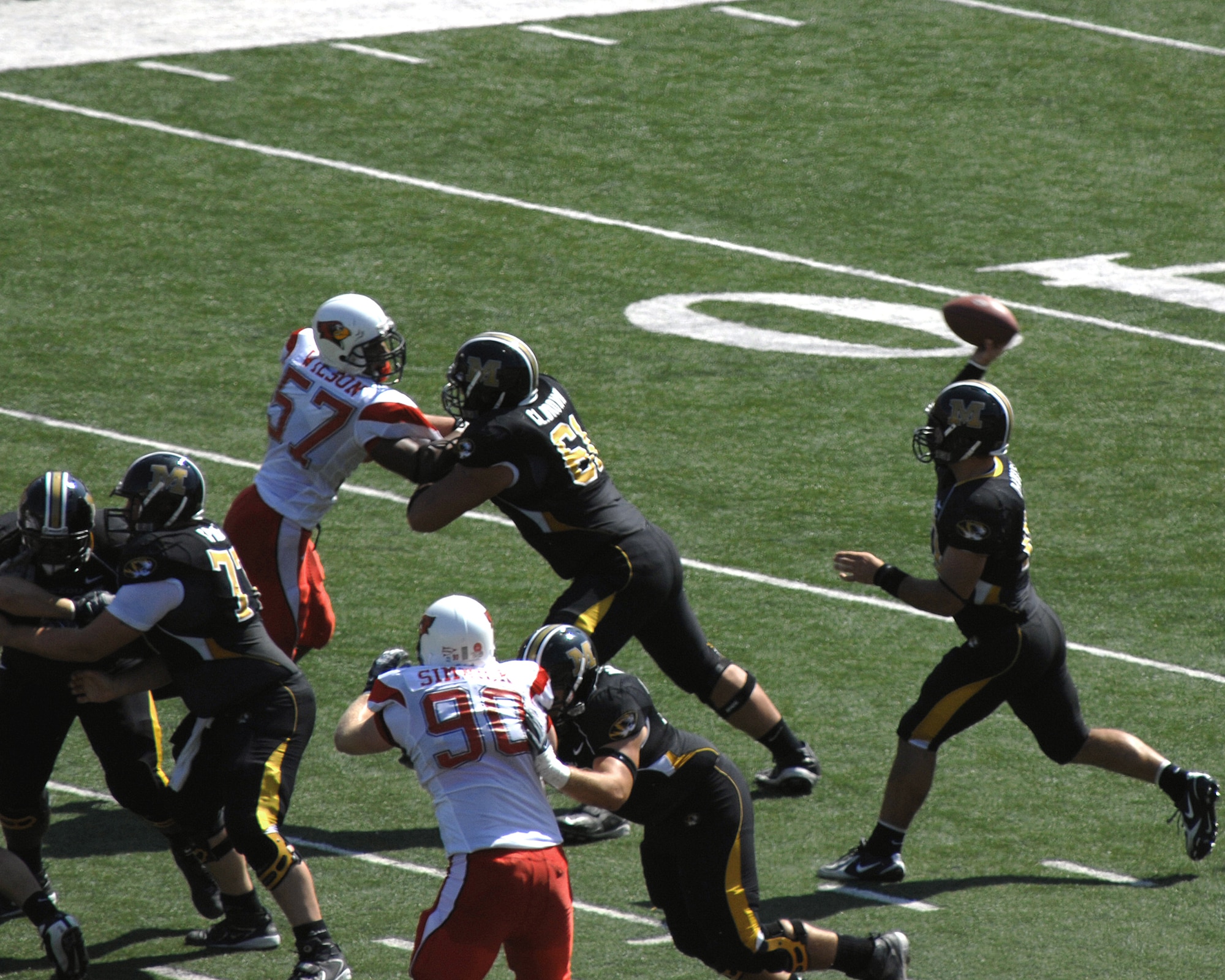 COLUMBIA, Mo. – Missouri quarterback Chase Daniel finds ample time to throw the ball downfield during the Tigers’ 38-17 win over Illinois State Sept. 22. Missouri churned out 581 yards of total offense in the win. (U.S. Air Force photo/Staff Sgt. Charles D. Larkin Sr.)      