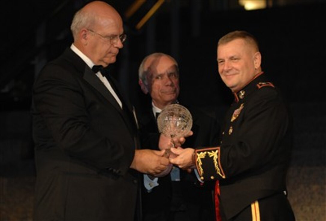 U.S. Marine Gen. James E. Cartwright, vice chairman of the Joint Chiefs of Staff, accepts the David Sarnoff Award during a dinner at the Ronald Reagan International Trade Center in Washington, D.C., Sept. 28, 2007.