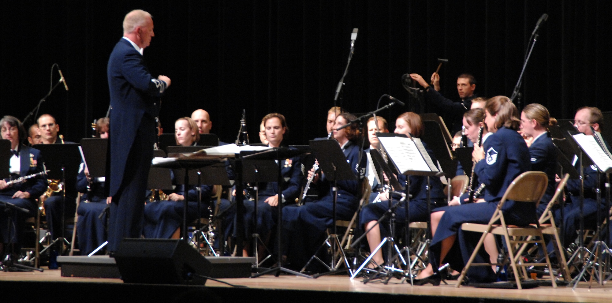 Air Force Band of Flight director Lt. Col. Alan Sierichs prepares to begin another number during the band’s Sept. 25 performance at Franklin County Veterans Memorial Auditorium in Columbus, Ohio. (Air Force photo)