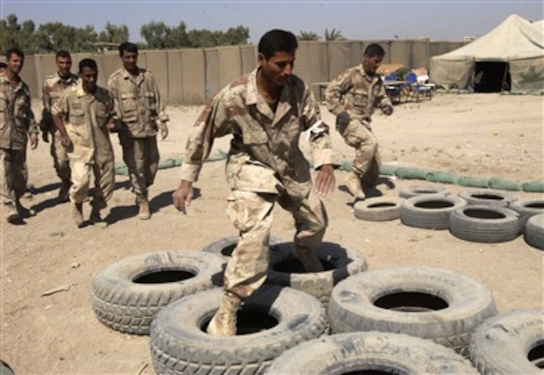 Iraqi army soldiers maneuver through an obstacle during Iraqi army commando training at the Iraqi army compound in Mahmudiyah, Iraq, Sept. 29, 2007. 