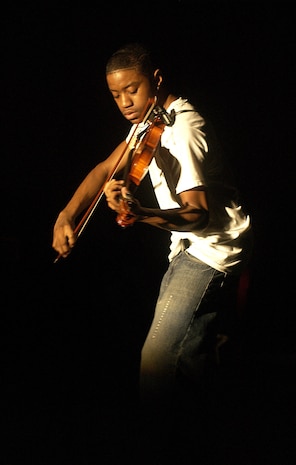 Daniel Davis, 19, son of Chief Master Sgt. Reginald Davis, performs a violin rendition of "Beautiful Girls" at the 2007 Family and Teen Talent Contest. (U.S. Air Force photo/Tech. Sgt. Paul Kilgallon)                       