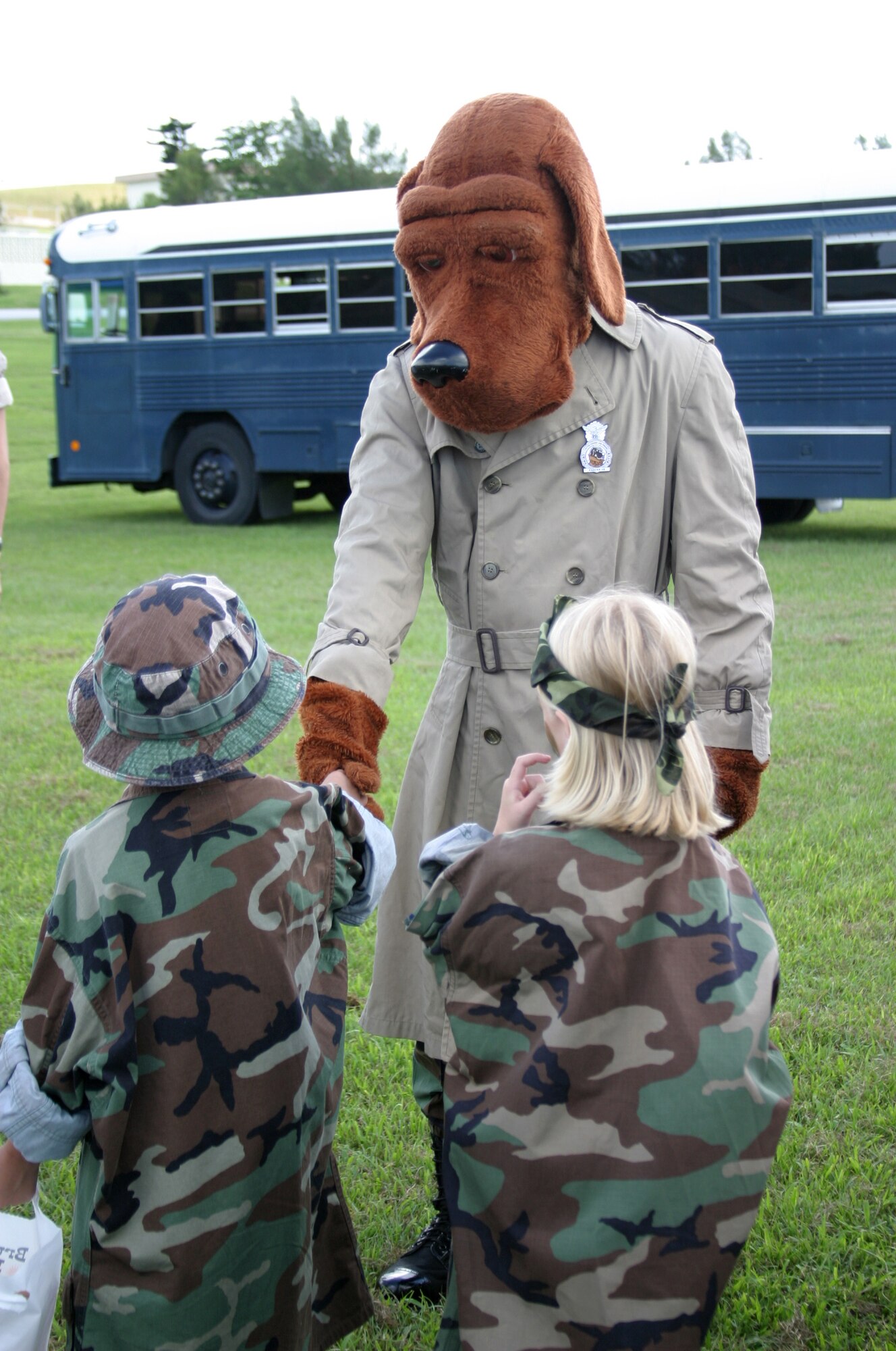McGruff the Crime Dog shakes hands with young deployers during Skoshi Warrior on Sept. 29. The 18th Security Forces Squadron was among many base agencies providing support for this event.
(U.S. Air Force/Senior Airman Nestor Cruz)