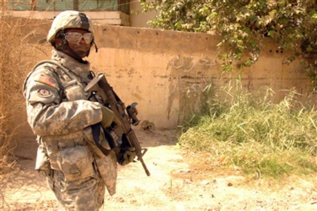 A U.S. Army soldier from the 1st Armored Division conducts a patrol in Baghdad, Iraq, on Sept. 17, 2007.  