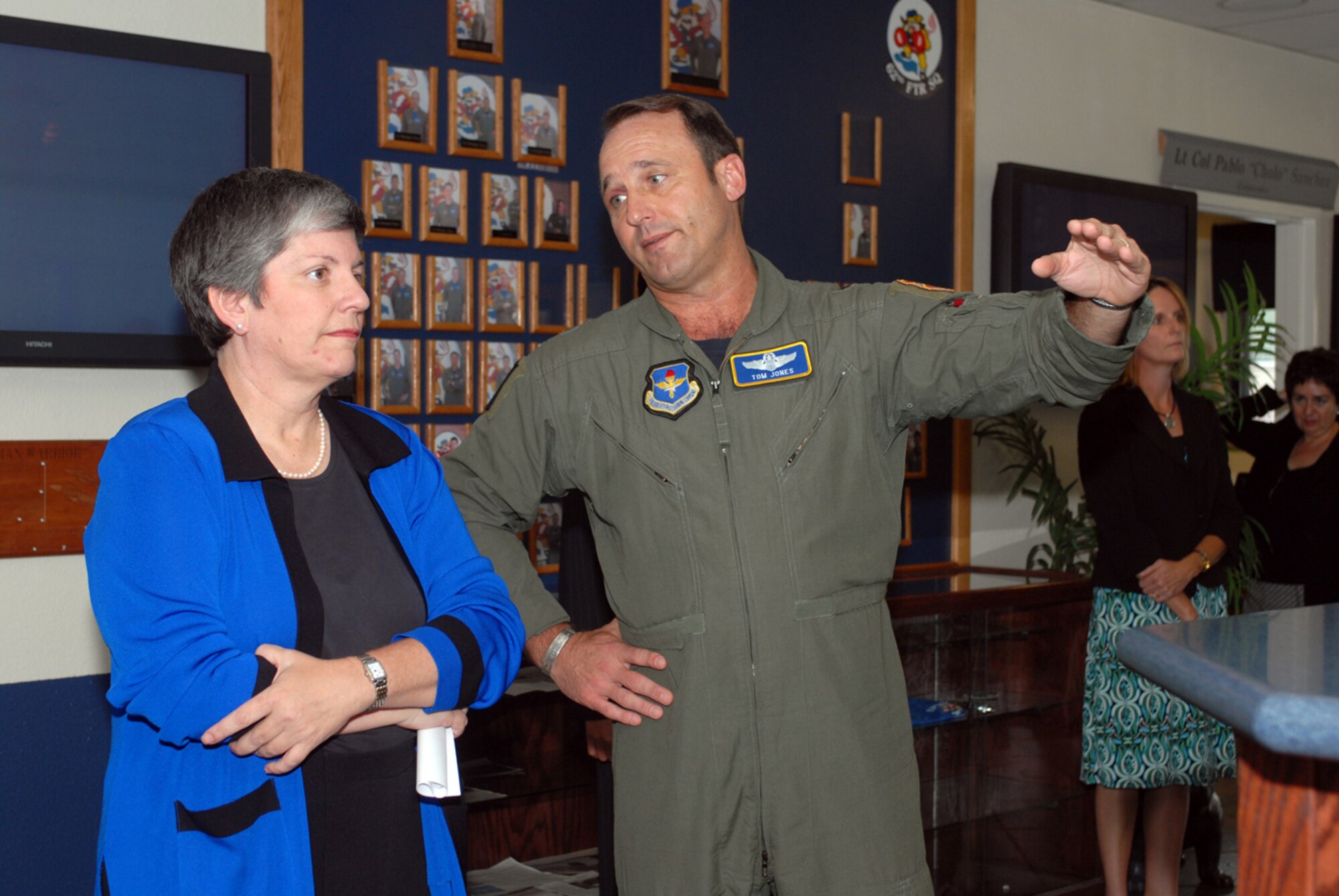 Arizona Gov. Janet Napolitano listens as Brig. Gen. Tom Jones, 56th Fighter Wing
commander, explains Luke’s mission while touring the 62nd Fighter Squadron. She was visiting the base as part of her trip through the West Valley Monday. She was the guest of honor at a reception at Luke during which she addressed West Valley veterans, business and community leaders, and Luke Airmen. (photo by Airman 1st Class David Bulkley)