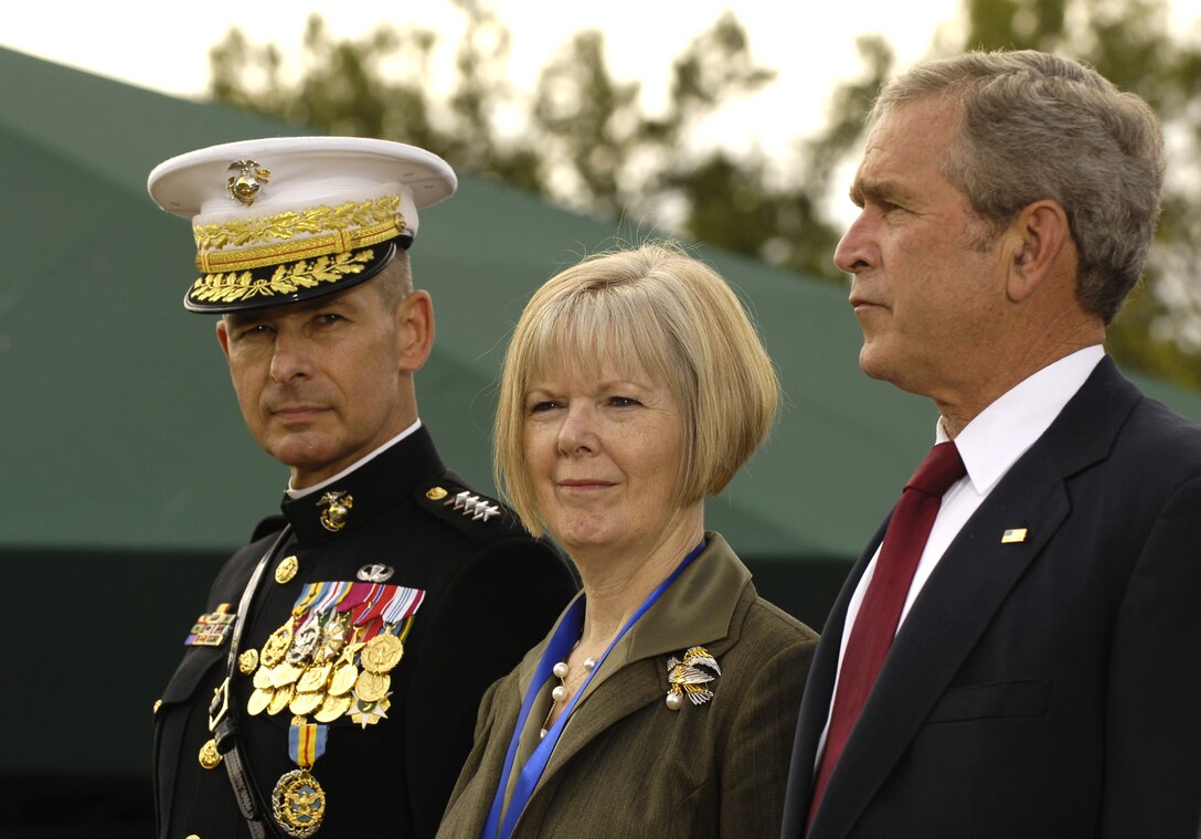 U.S. Marine Gen. Peter Pace, his wife Lynne, and President George W. Bush participate in an Armed Forces Hail and Farewell ceremony for Pace and incoming Chairman of the Joint Chiefs of Staff Adm. Mike Mullen, at Ft. Myer, Va., October 1, 2007.