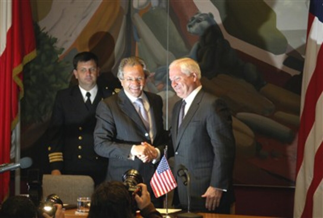 U.S. Secretary of Defense Robert M. Gates and Chilean Minister of Defense Jose Mario Goni attend a press conference and shake hands for the press during a vist to Santiago, Chile, Oct. 4, 2007.  
