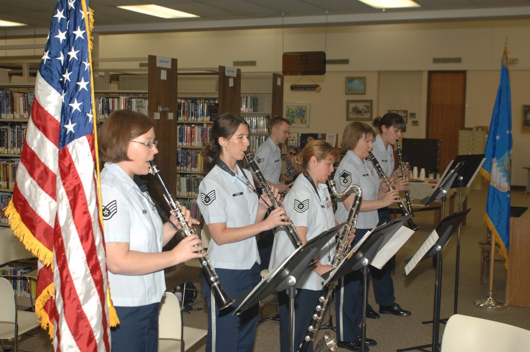 New Horizons, the clarinet quintet of the USAF Heartland of America Band, performed for an enthusiastic crowd at the Bellevue Public Library on September 13.