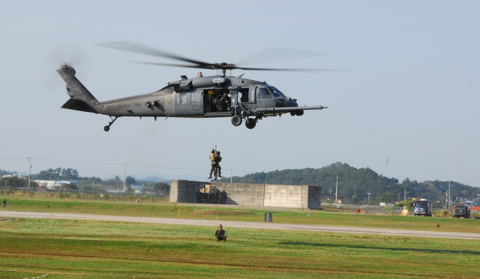 OSAN AIR BASE, Republic of Korea --  Members of the Det. 1, 33rd Rescue Squadron extract a downed pilot during a Combat Search and Rescue demonstration during Air Power Day 2007 on Oct. 6 here. (U.S. Air Force photo by Staff Sgt. Ronnie Hill)