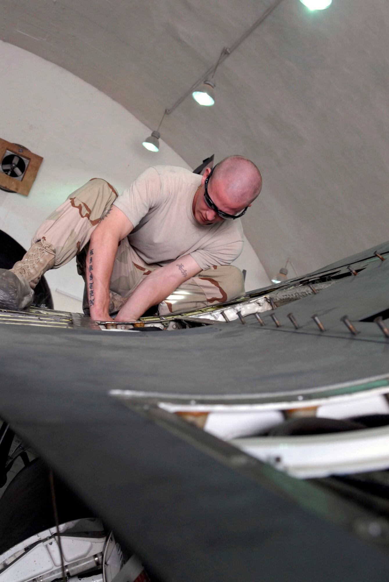 Airman 1st Class Jason McBride secures an emergency power unit to an F-16 Fighting Falcon Oct. 10 at Balad Air Base, Iraq. The EPU is used to run accessories on the aircraft as well as serve as a backup power unit. Airman McBride is assigned to the 332nd Expeditionary Maintenance Squadron. (U.S. Air Force photo/Staff Sgt. Joshua Garcia) 