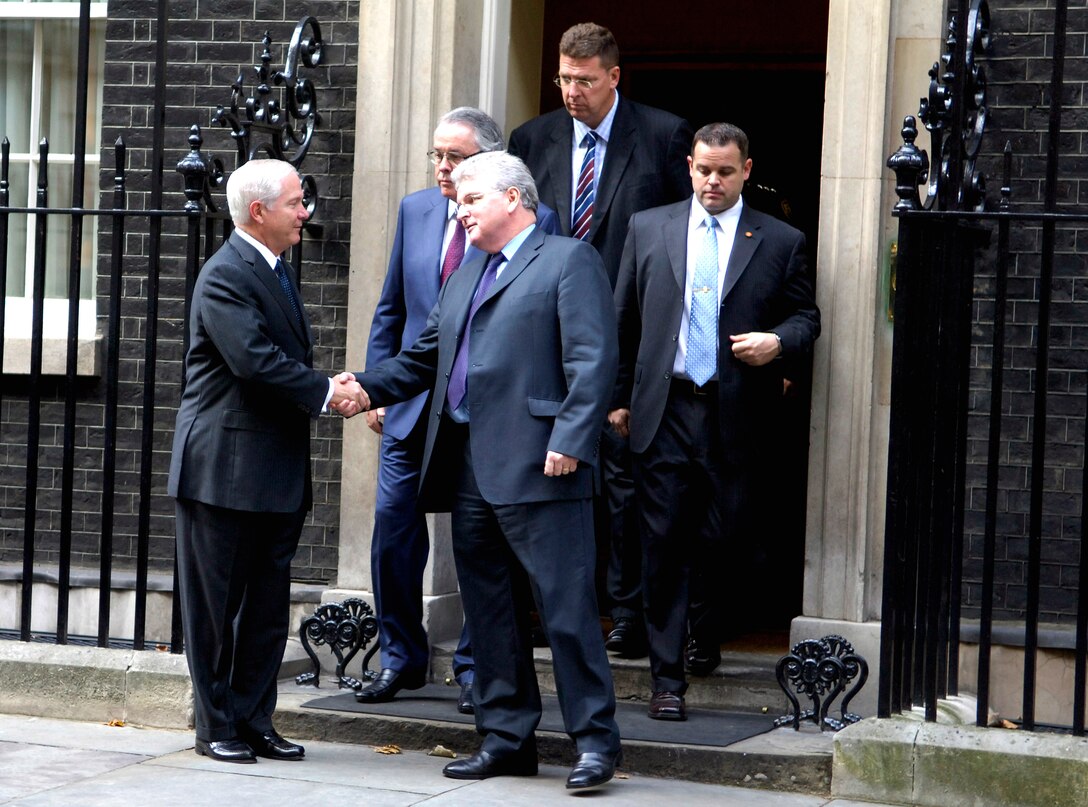 U.S. Defense Secretary Robert M. Gates and British Secretary of State for Defense Des Browne exchange good-byes at 10 Downing Street after a meeting with Prime Minister Gordon Brown, Oct. 11, 2007. 