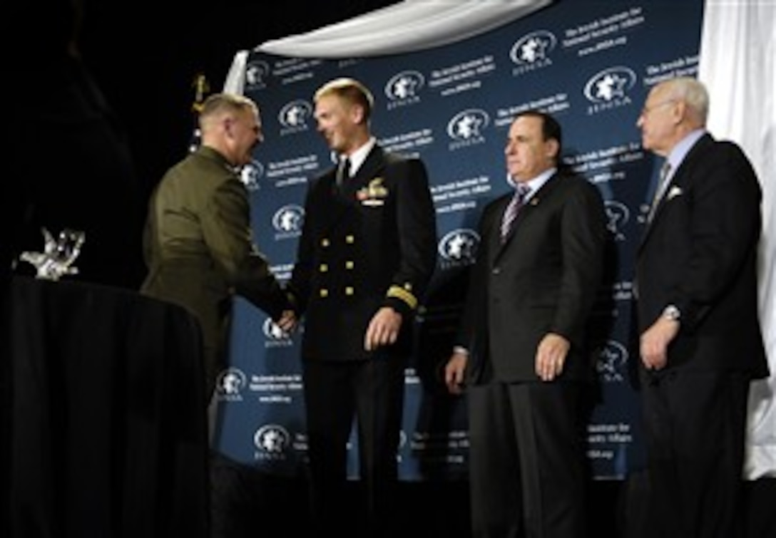 Marine Gen. James Cartwright, vice chairman of the Joint Chiefs of Staff, presents Navy Lt. Seth Stone with the Grateful Nation Award at the Jewish Institute for National Security Affairs annual dinner in Washington, D.C., Oct. 15, 2007.  