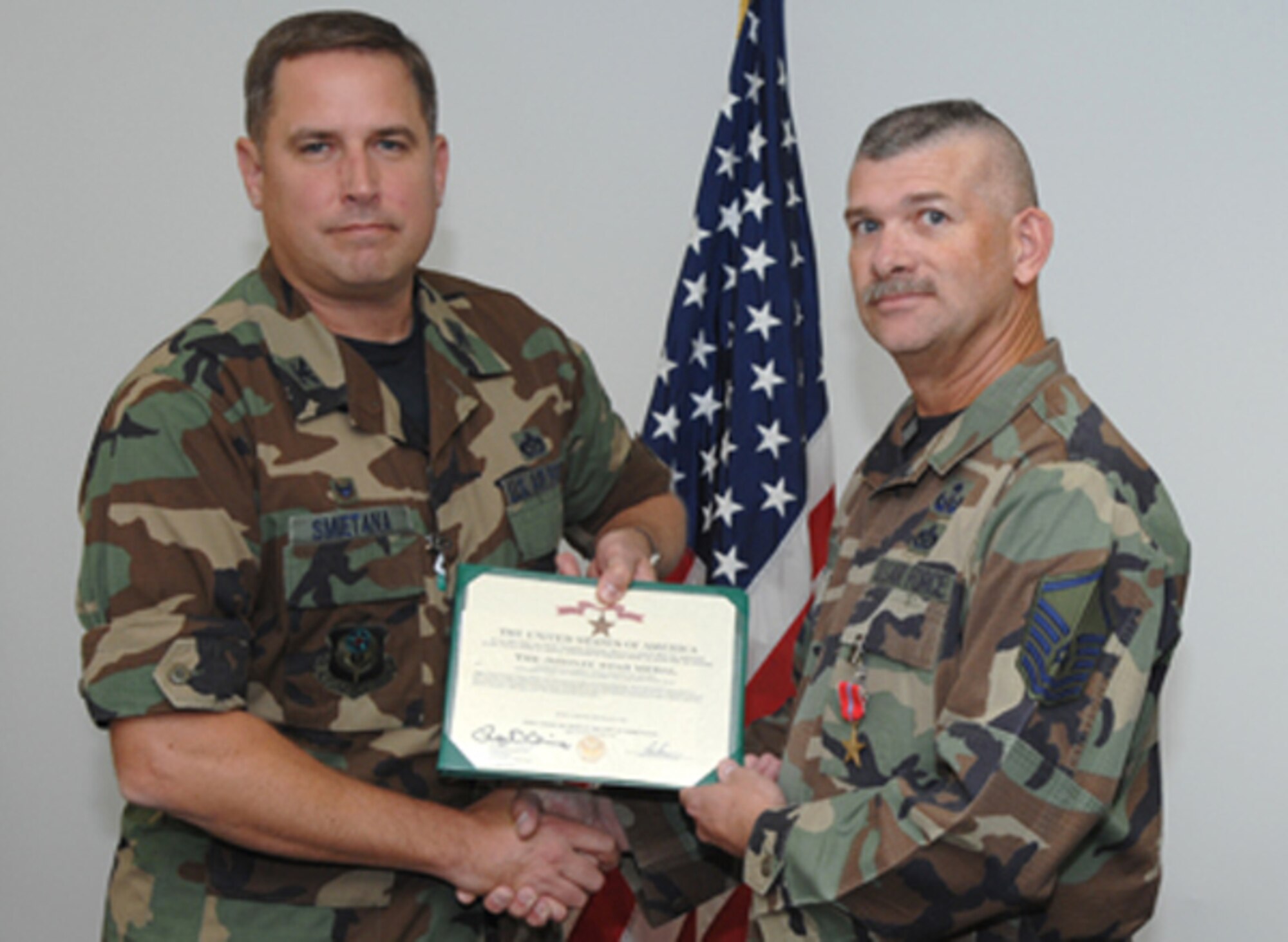 On Oct. 15, Col. Mike Smietana, 1st Special Operations Mission Support Group commander, presented a Bronze Star to Master Sgt. Harold Seiple, 1st Special Operations Civil Engineer Squadron, explosive ordnance disposal flight. Sergeant Seiple was awarded the medal for his contributions during a deployment to Iraq earlier this year. (U.S. Air Force photo by Senior Airman Stephanie Jacobs)