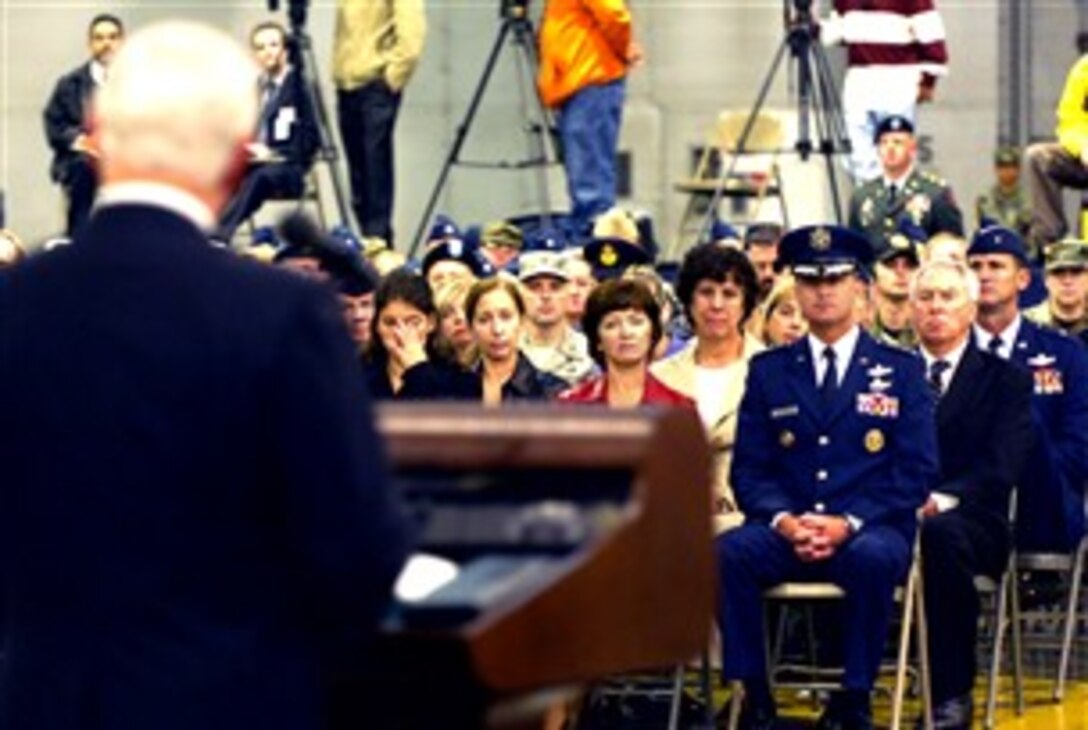 Defense Secretary Robert M. Gates praises Air Force Gen. Kevin Chilton as the general assumes command of U.S. Strategic Command during a ceremony at Offutt Air Force Base, Neb., Oct. 17, 2007.  