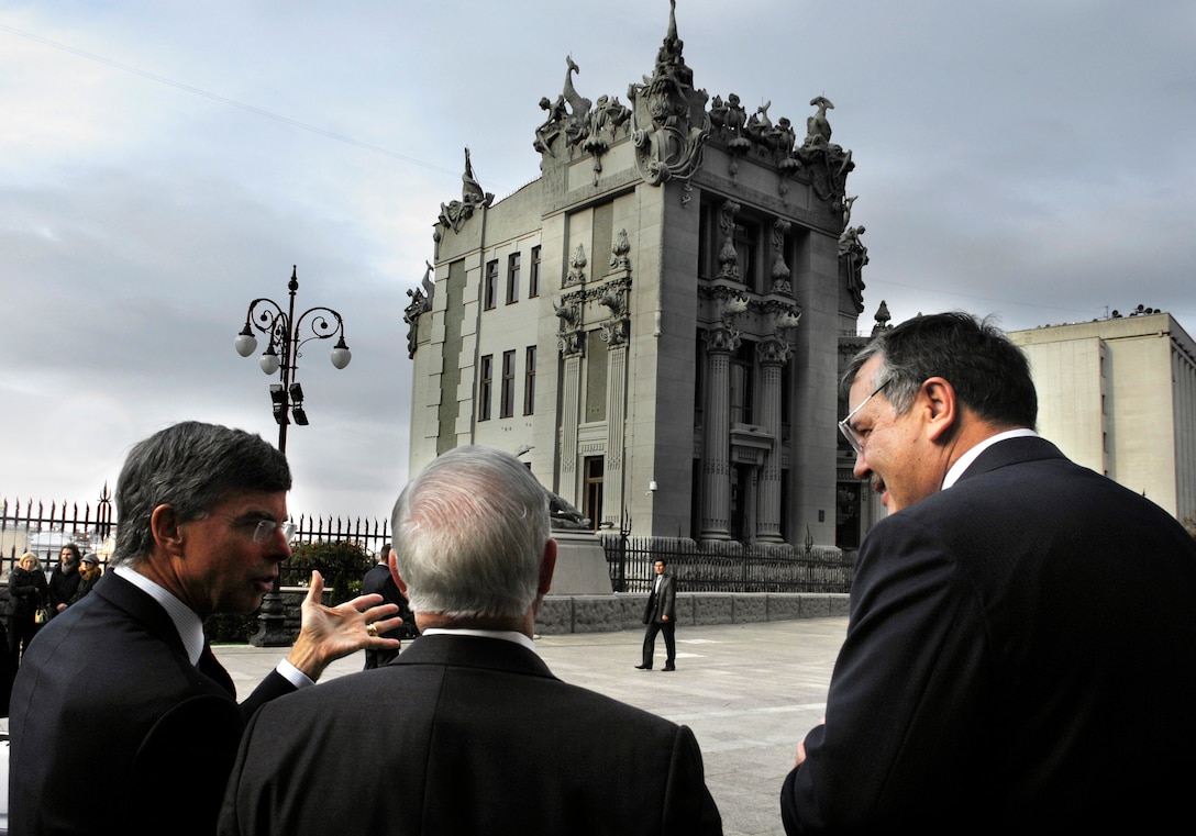 U.S. Ambassador to Ukraine William Taylor, left, and Ukrainian Minister of Defense Anatoliy Hrytsenko, right, show Defense Secretary Robert M. Gates some of the local architecture in Kyiv, Ukraine, Oct. 22, 2007. 