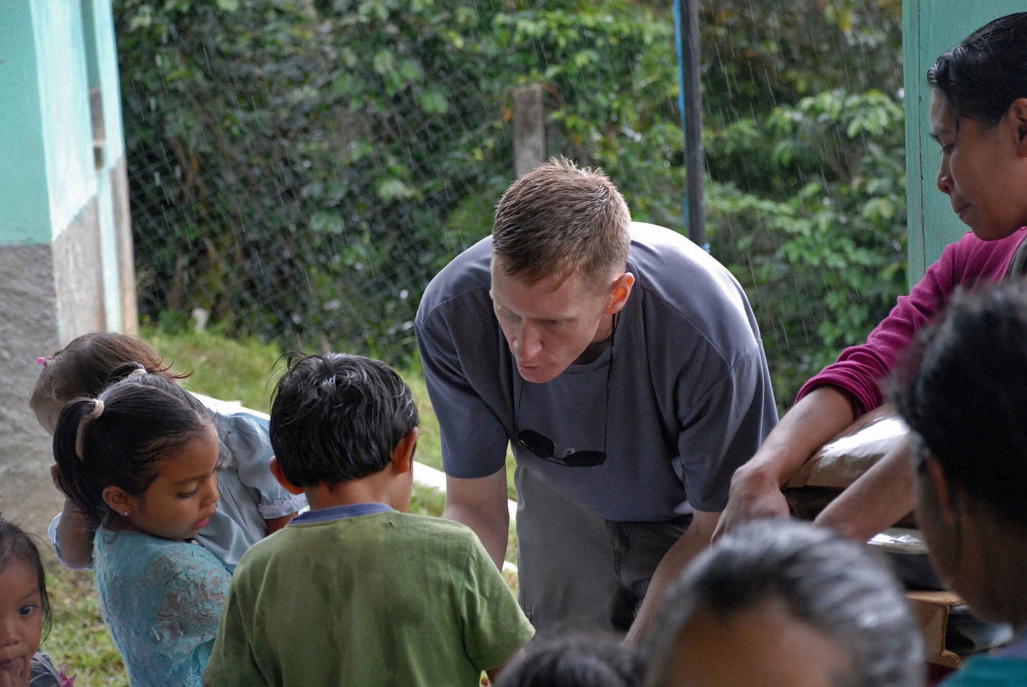 Maj. Jason Clark hands food to children Oct. 20 in Bella Vista, Honduras. Major Clark was one of approximately 50 American servicemembers from Joint Task Force Bravo at Soto Cano Air Base, Honduras, who hiked up Comayagua Mountain to bring 450 pounds of food to the residents in remote Bella Vista. The hike was organized by the JTF-Bravo chaplain to support local Hondurans. (U.S. Air Force photo/1st Lt. Erika Yepsen) 

