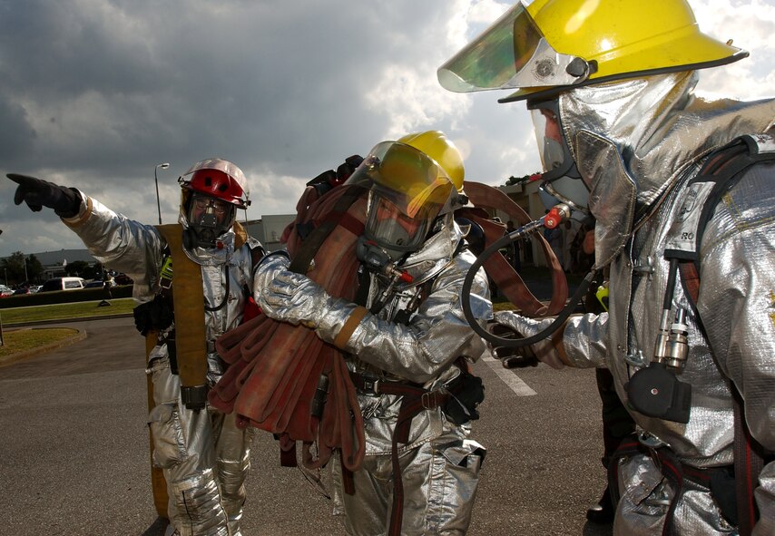 The Kadena Fire Department responds to a simulated explosion at the 18th Communications Squadron building at Kadena Air Base, Japan, Oct. 24, 2007. The mass casualty scenario helped Airmen train on treating wounds and applying basic life-saving steps during the Local Operational Readiness Exercise Beverly High 08-1.  (U.S. Air Force photo/Tech. Sgt. Rey Ramon) 

