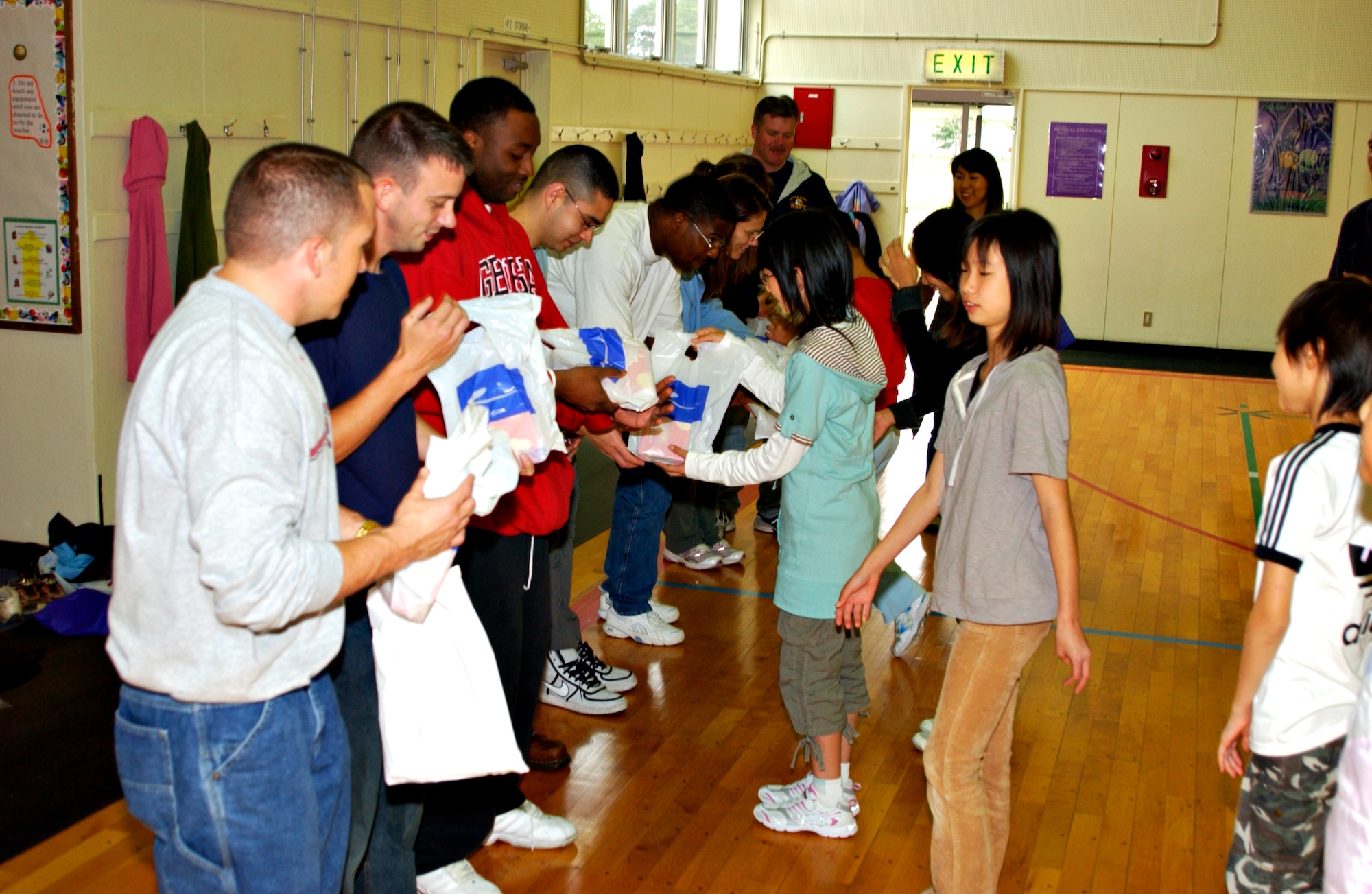 MISAWA AIR BASE, Japan -- Volunteers for a cultural exchange program are presented gifts from Japanese elementary school children at Sollars Elementary School, Oct. 20, 2007. This is the 15th year that the event has taken place.
(U.S. Air Force photo by Airman 1st Class Eric Harris)(RELEASED)