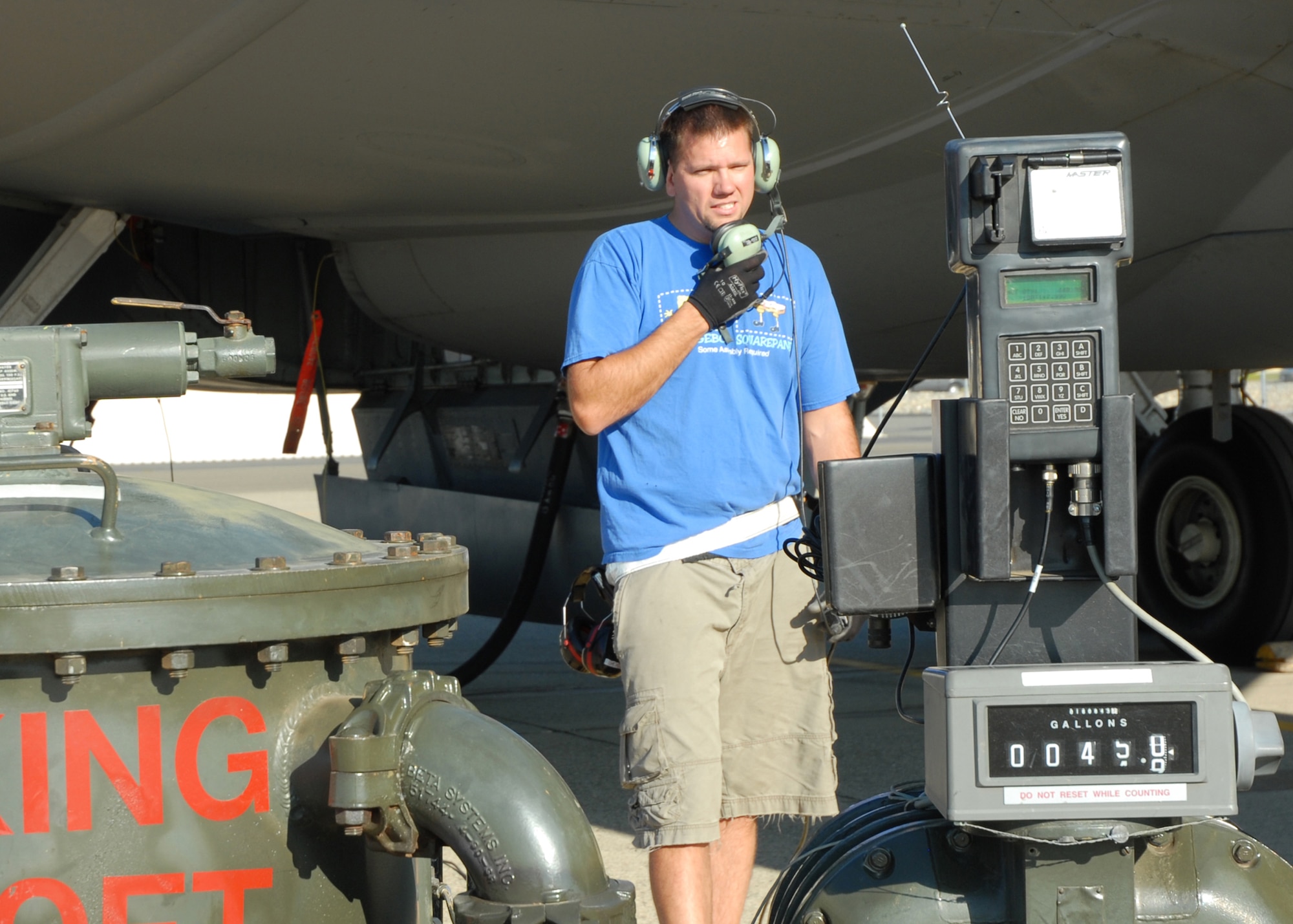 Air Force Reserve technician, Robert Greiner, 940th Aircraft Maintenance Squadron crew chief, was named the Team Beale Federal Wage Grade Civilian of the 3rd Quarter during a ceremony Oct. 24, 2007 at Beale Air Force Base, Calif.  He was also the 940th Air Refueling Wing Federal Wage Grade Civilian of the Quarter. Mr. Greiner's duties include communicating with fuel technicians in preparation for fueling a KC-135 Stratotanker, as seen for this mission Sept. 27, 2007 at Beale. (U.S. Air Force photo/Stacey Knott)