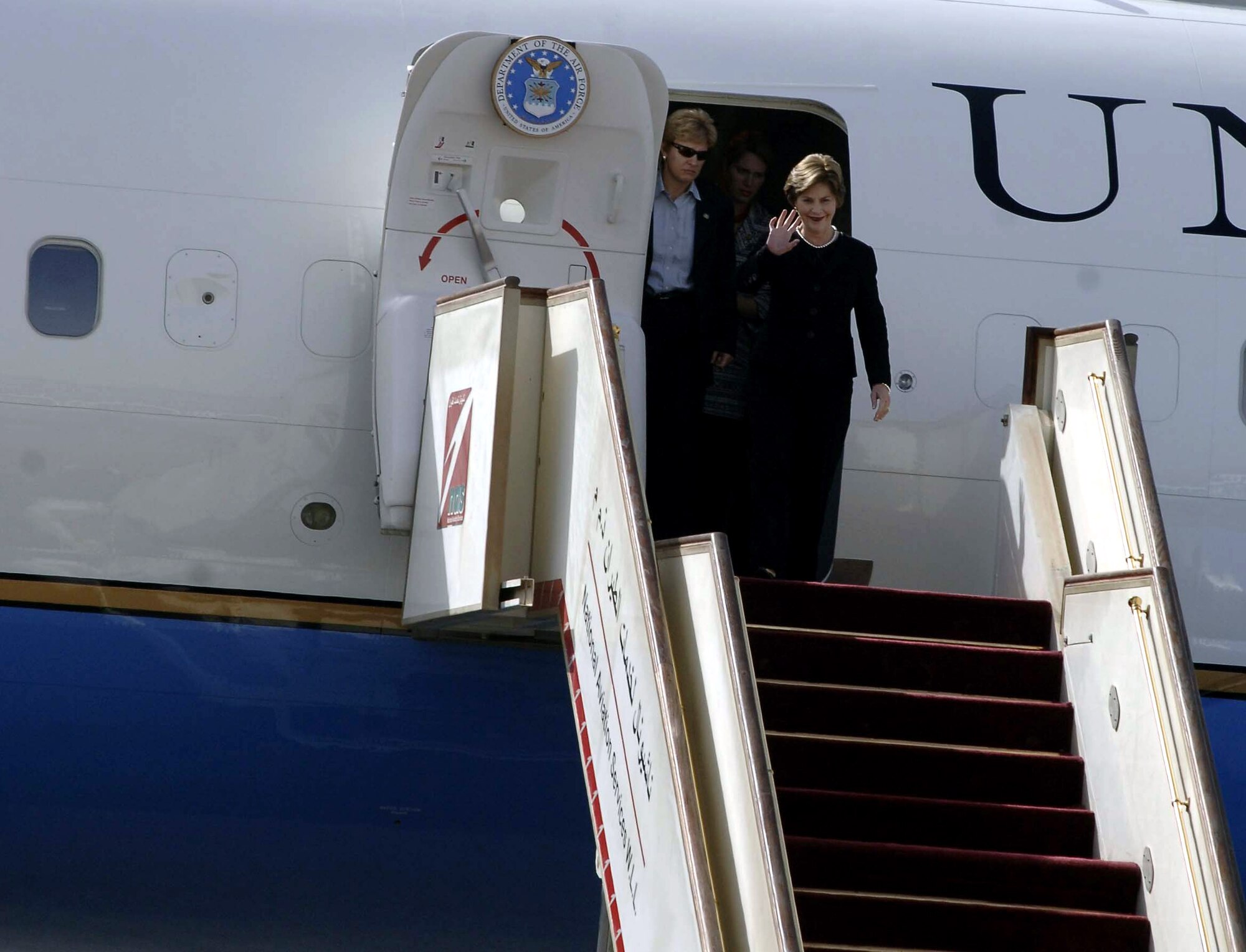 First Lady Laura Bush disembarks an aircraft Oct.24 at a undisclosed location in Southwest Asia. Mrs. Bush is touring the Middle East visiting American servicemembers. The first lady's visit highlights the accomplishments of the Middle East Partnership Initiative programs of the State Department, and also to visit a number of programs in countries that have launched the U.S. and Middle East partnership for breast cancer awareness and research. (U.S. Air Force photo/Staff Sgt. Phillip Butterfield) 