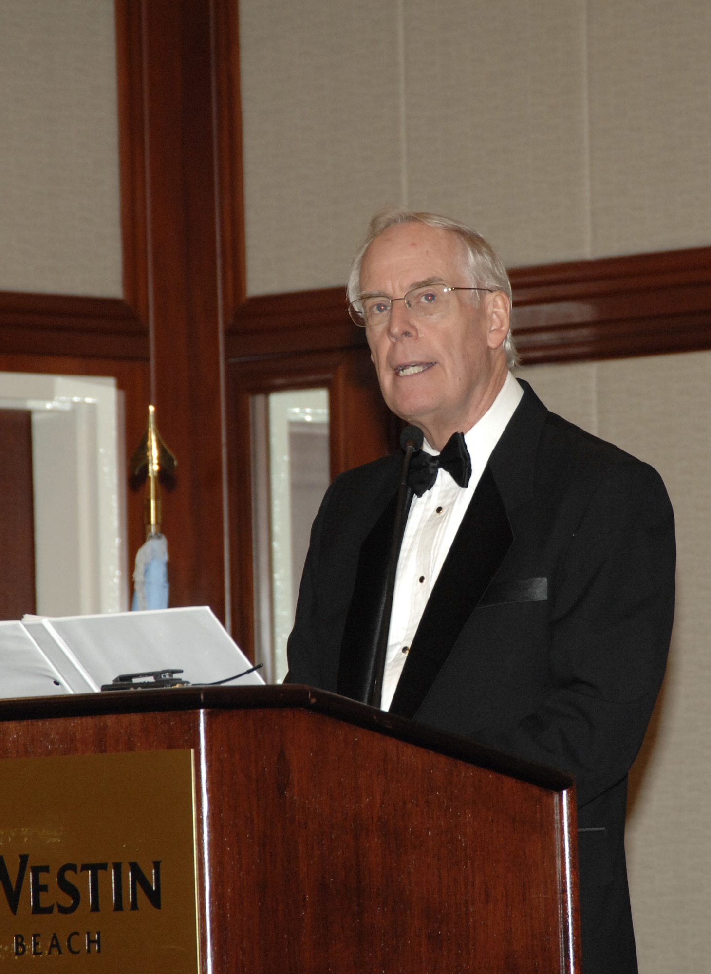 Retired General Thomas Moorman was the keynote speaker at this year’s Space and Missile Systems Center’s Dining Out. The general served as commander and vice commander of the Air Force Space Command from 1990 to 1994.  He later served as vice chief of staff of the US Air Force from 1994 to 1997 and is currently vice president at Booz Allen Hamilton. Approximately 600 people gathered at the Westin Hotel Ballroom in Long Beach Oct. 20. (Photo by Lou Hernandez)