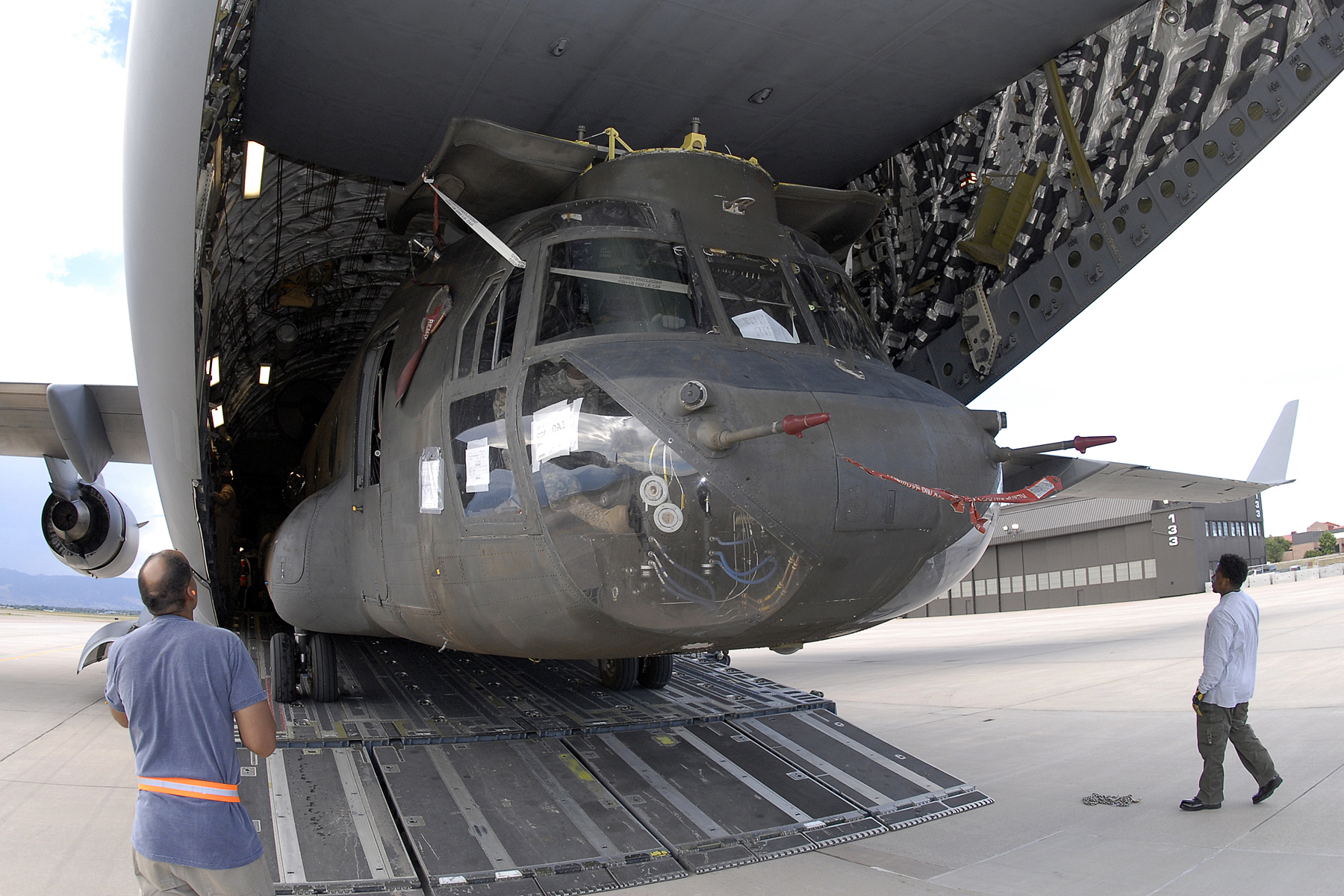 C 17 приняли. Вертолет Ch-47 Chinook. Boeing Ch-47 Chinook вертолёты США. Boeing Ch-47 Chinook внутри. Боинг с-17 Глоубмастер.