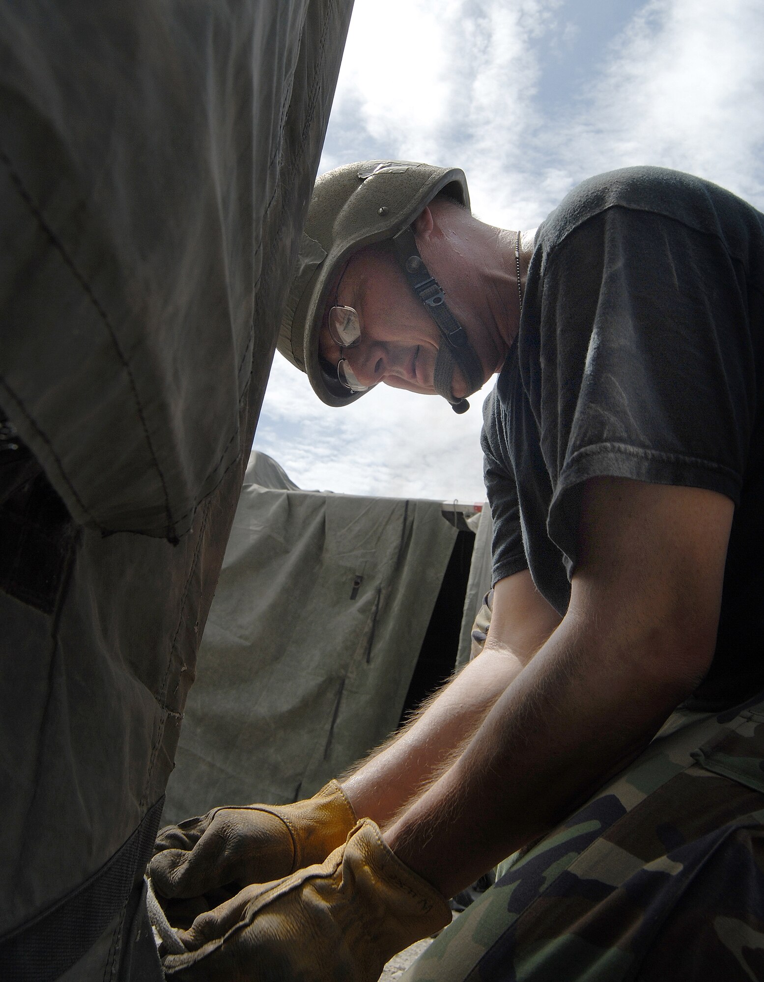 Staff Sgt. Thomas Wilkes works to set up a tent to be used as a shelter during the 442nd Civil Engineer Squadron's July deployment to the Silver Flag exercise held near Tyndall AFB, Fla. Sergeant Wilkes and other reservists from Whiteman Air Force Base, Mo., deployed to the exercise site to hone their contingency skills. (US Air Force photo/ Master Sgt. Bill Huntington)