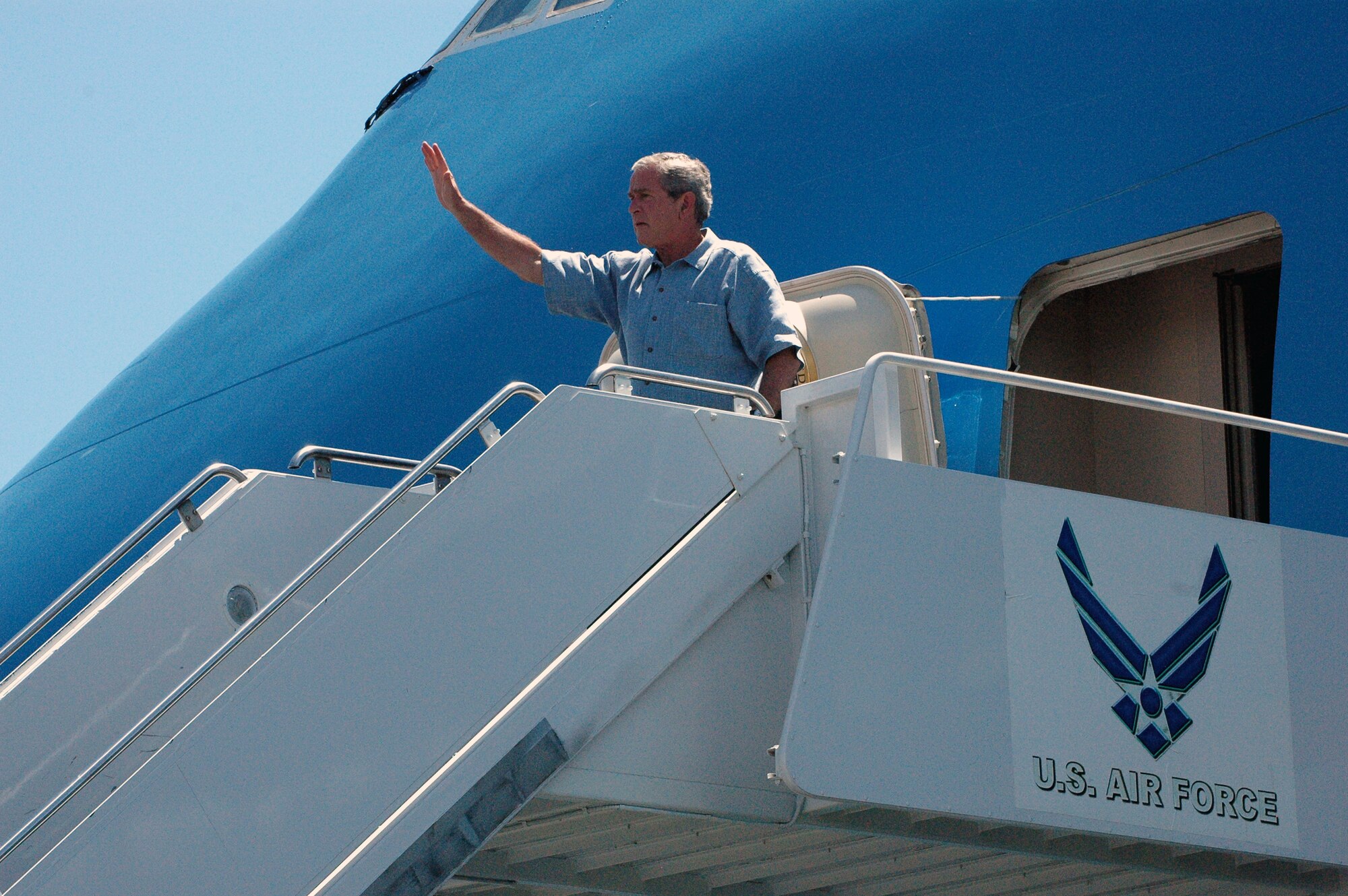 President George W. Bush exits Air Force One at Hickam AFB during his Sept. 8 visit to Hawaii. The president met with 33 wounded servicemembers and their families and presented Caroline Tom with a volunteer service pin for 15 years of donating her time. (U.S. Air Force photo/2nd Lt. Melanie McLean)
