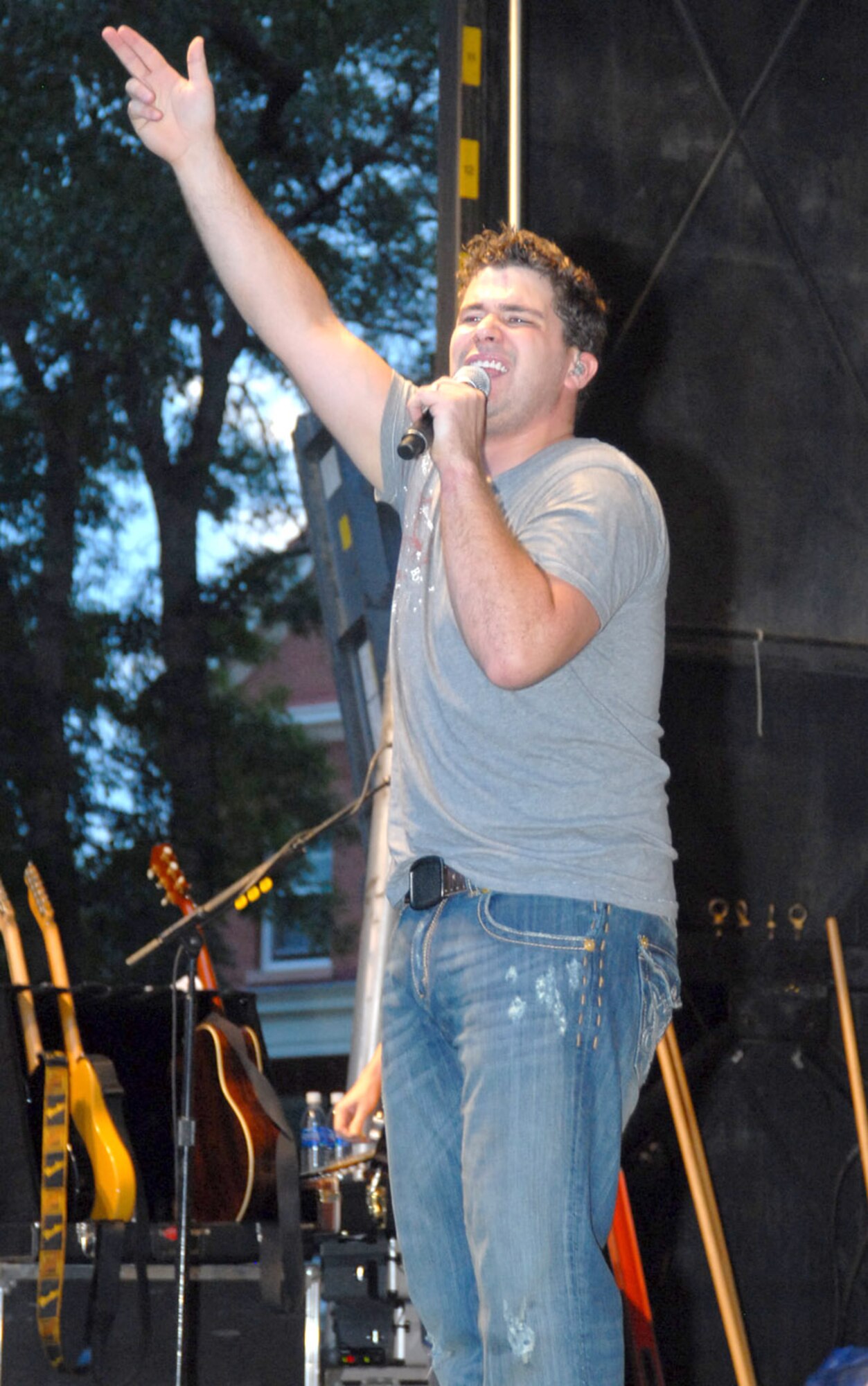 Josh Gracin performs during a free concert in front of Quarters 92 Aug. 15 (Photo by Shelley Raffl).