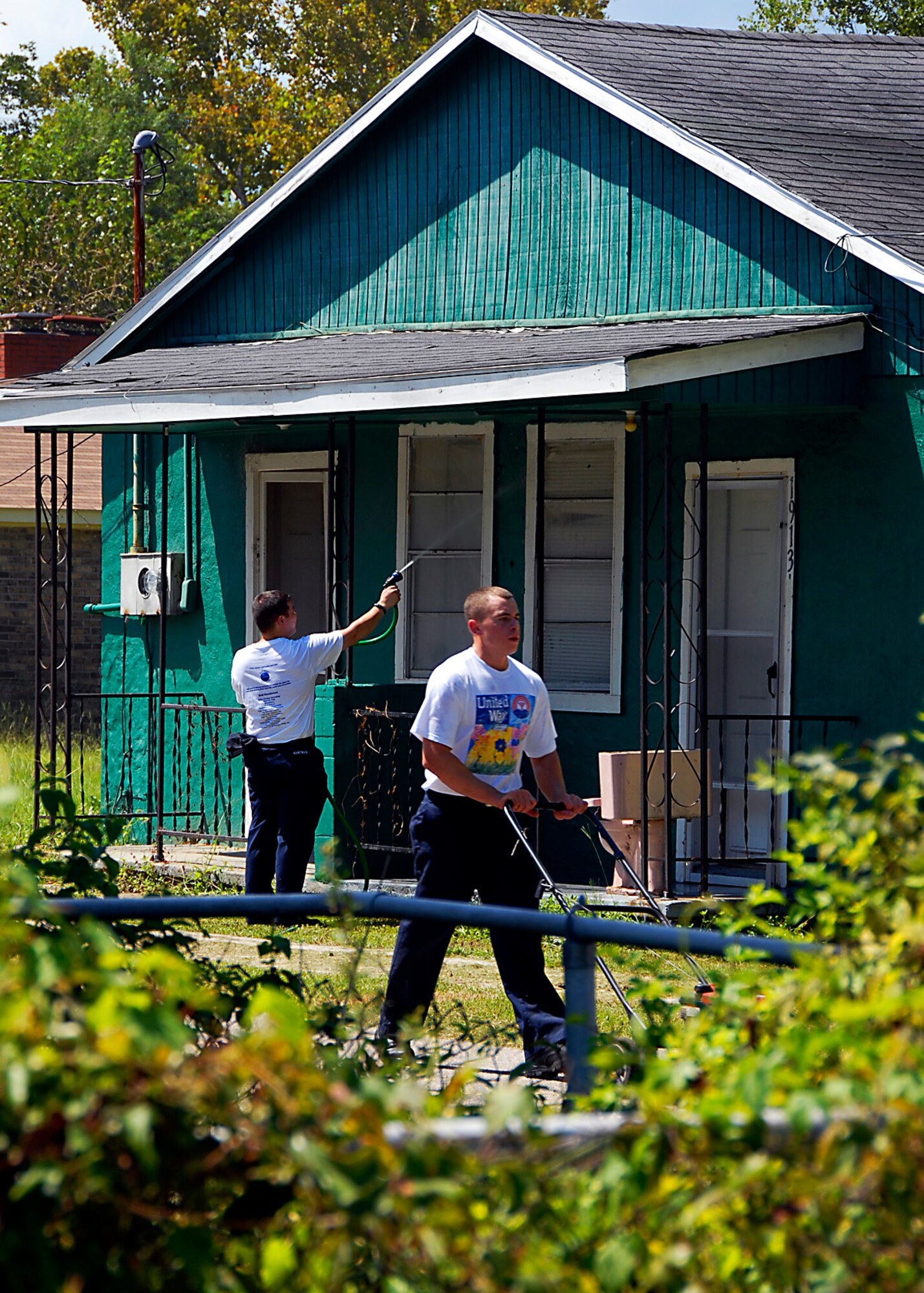 Military volunteers from Team Charleston and the Navy Nuclear Power Training Command participate in the United Way Day of Caring 2007. (photo by Capt. Chett Collier, USAFR)